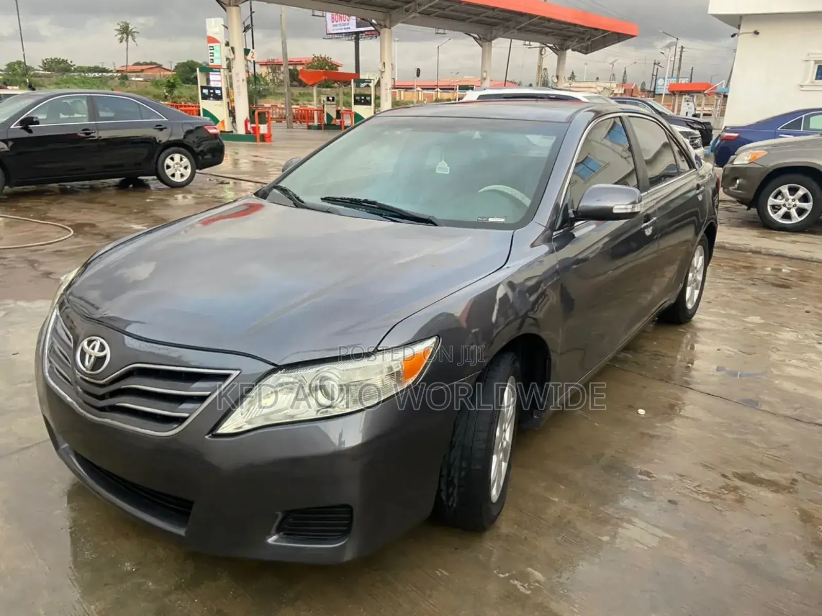 Toyota Camry LE 4dr Sedan (2.5L 4cyl 6A) 2011 Gray