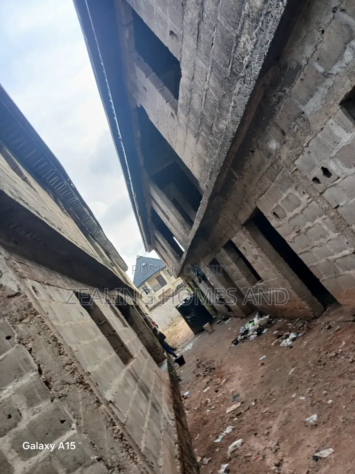 8bdrm House in Evergreen Estate, Alimosho for sale