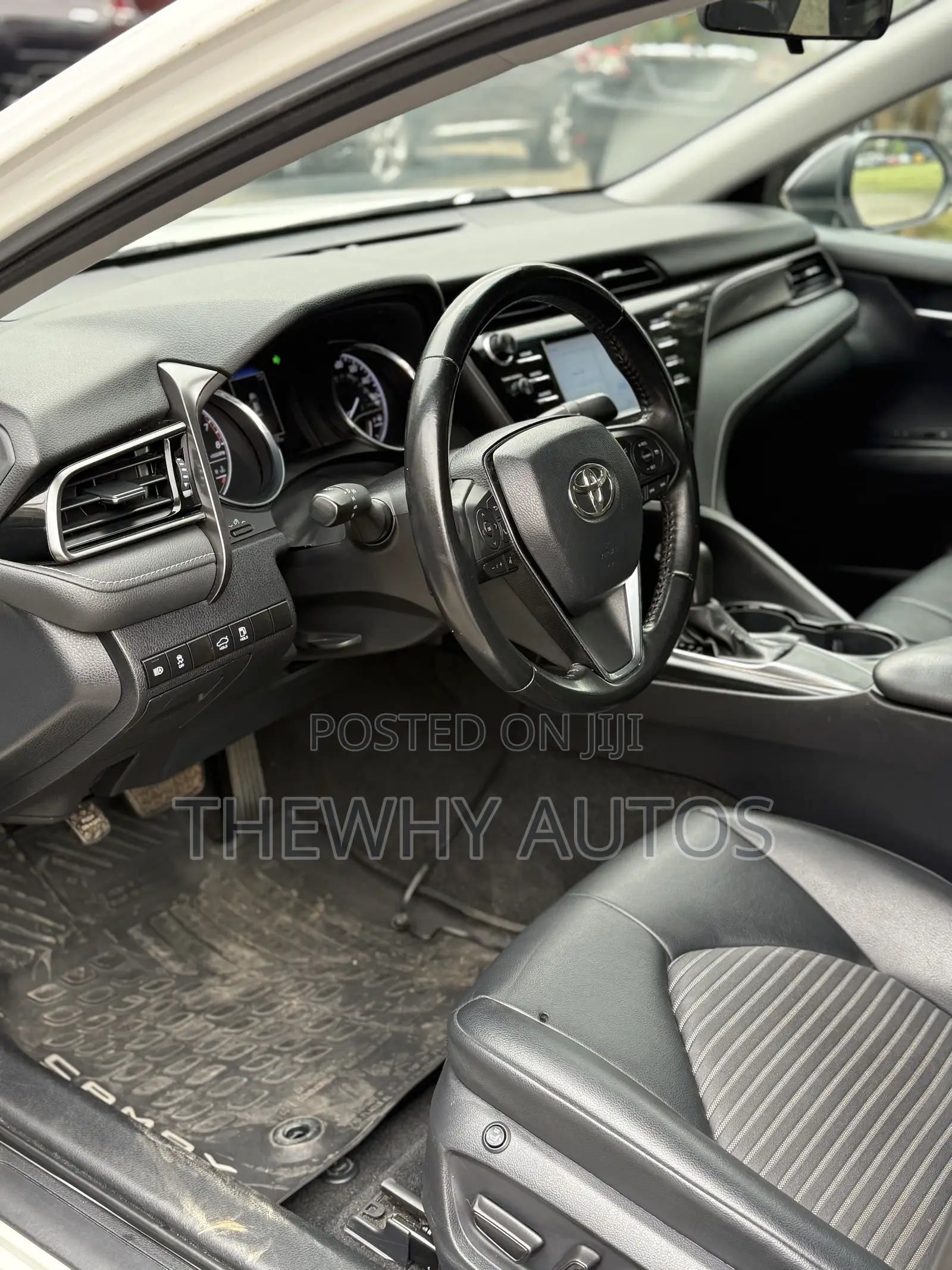 Toyota Camry SE (2.5L 4cyl 8A) 2019 White