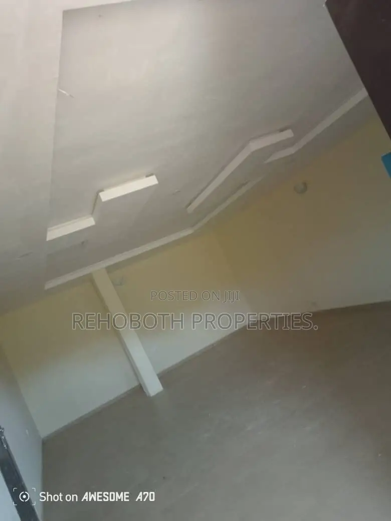 3bdrm Apartment in Hassan Block Elebu, Akala Express for rent