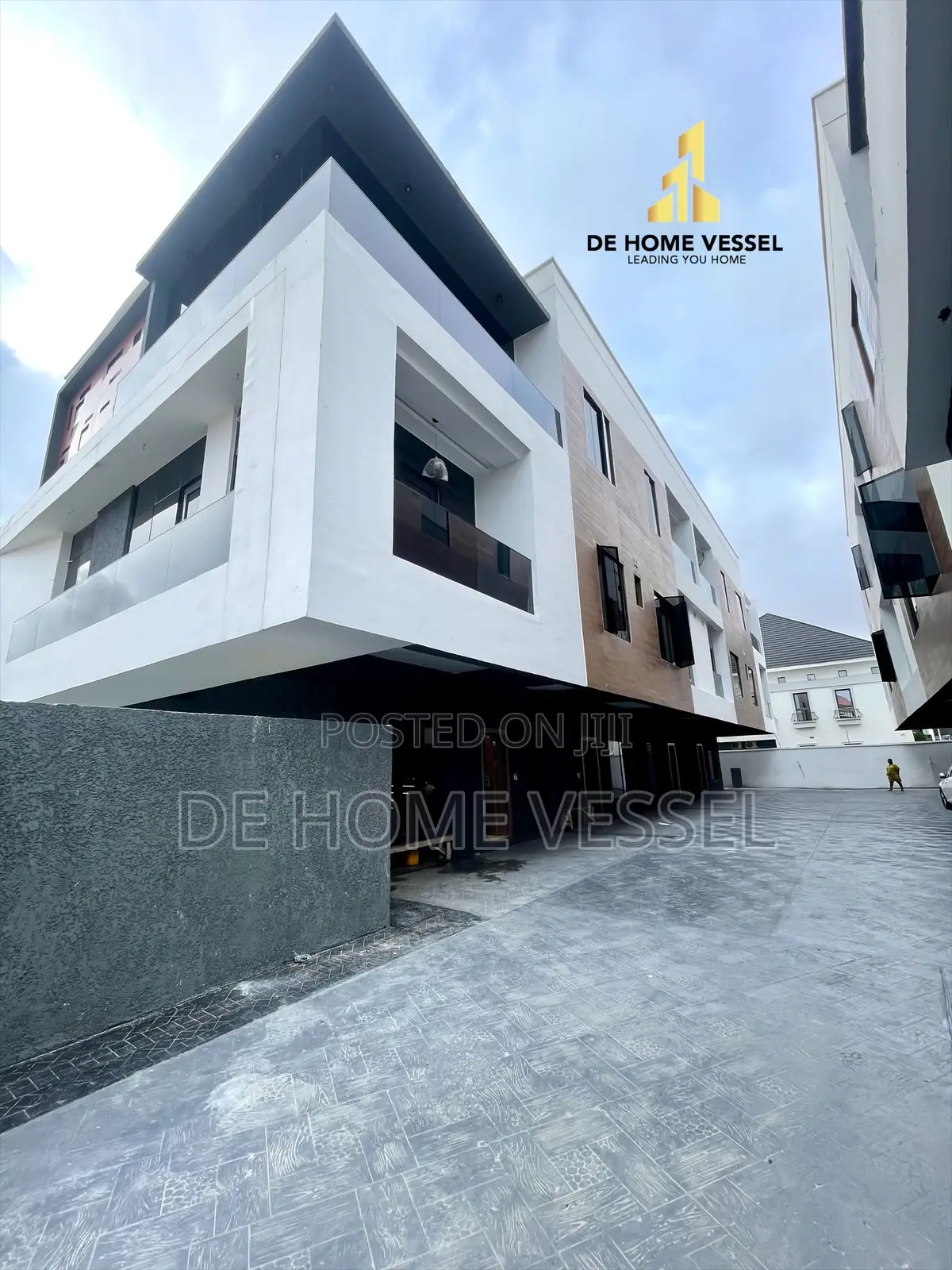 4bdrm Townhouse/Terrace in Lekki Phase 1 for sale