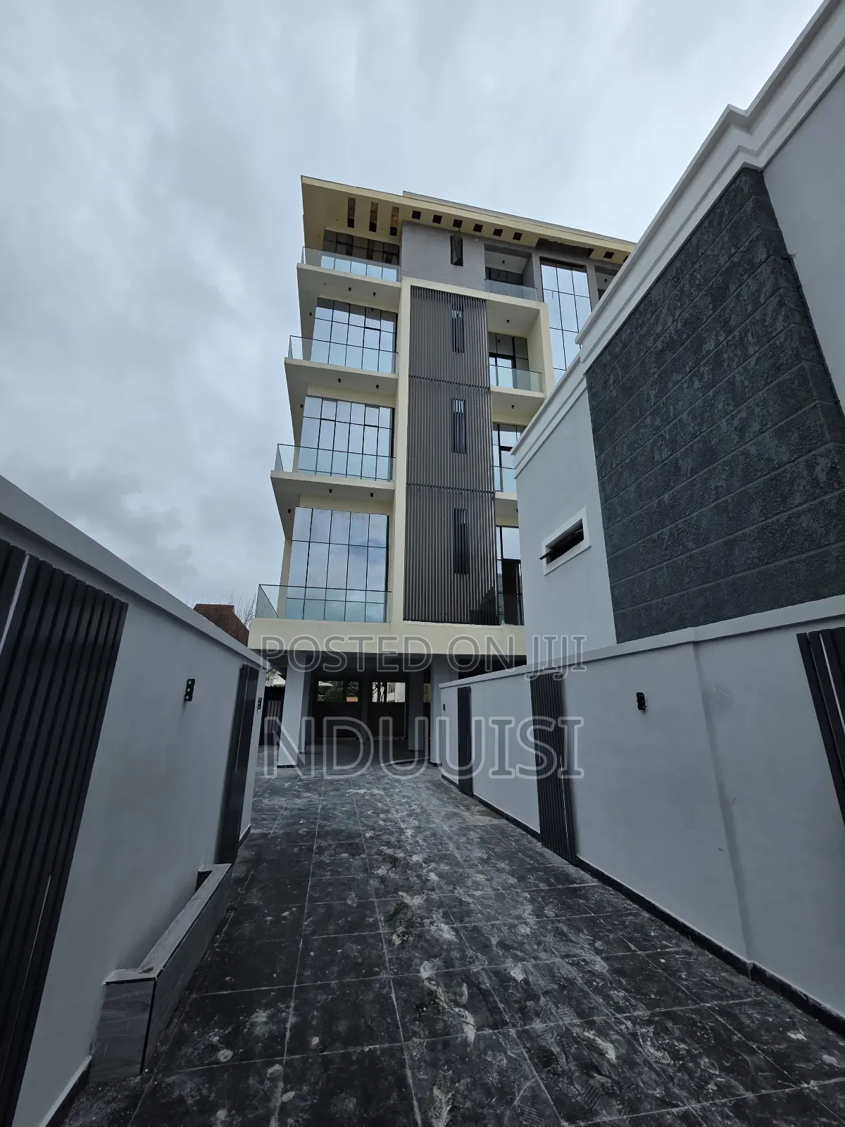 3bdrm Apartment in Lekki Phase 1 for sale