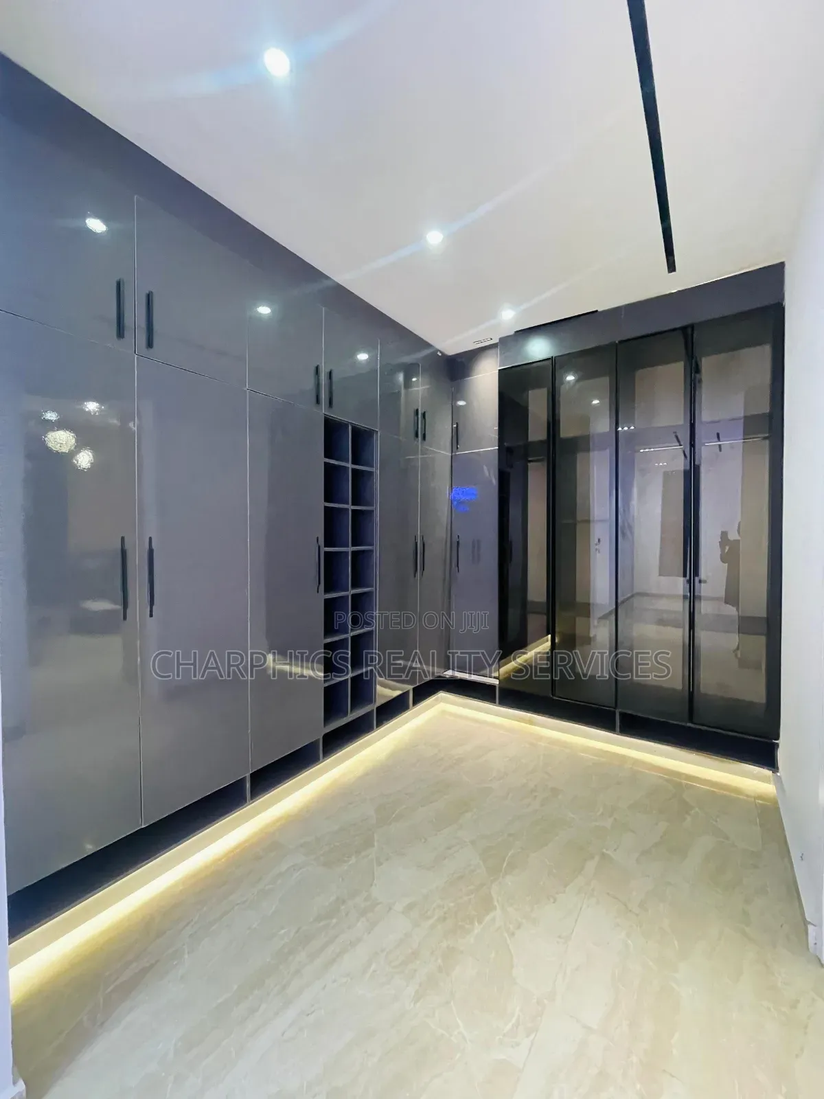 5bdrm Duplex in Ikota for sale