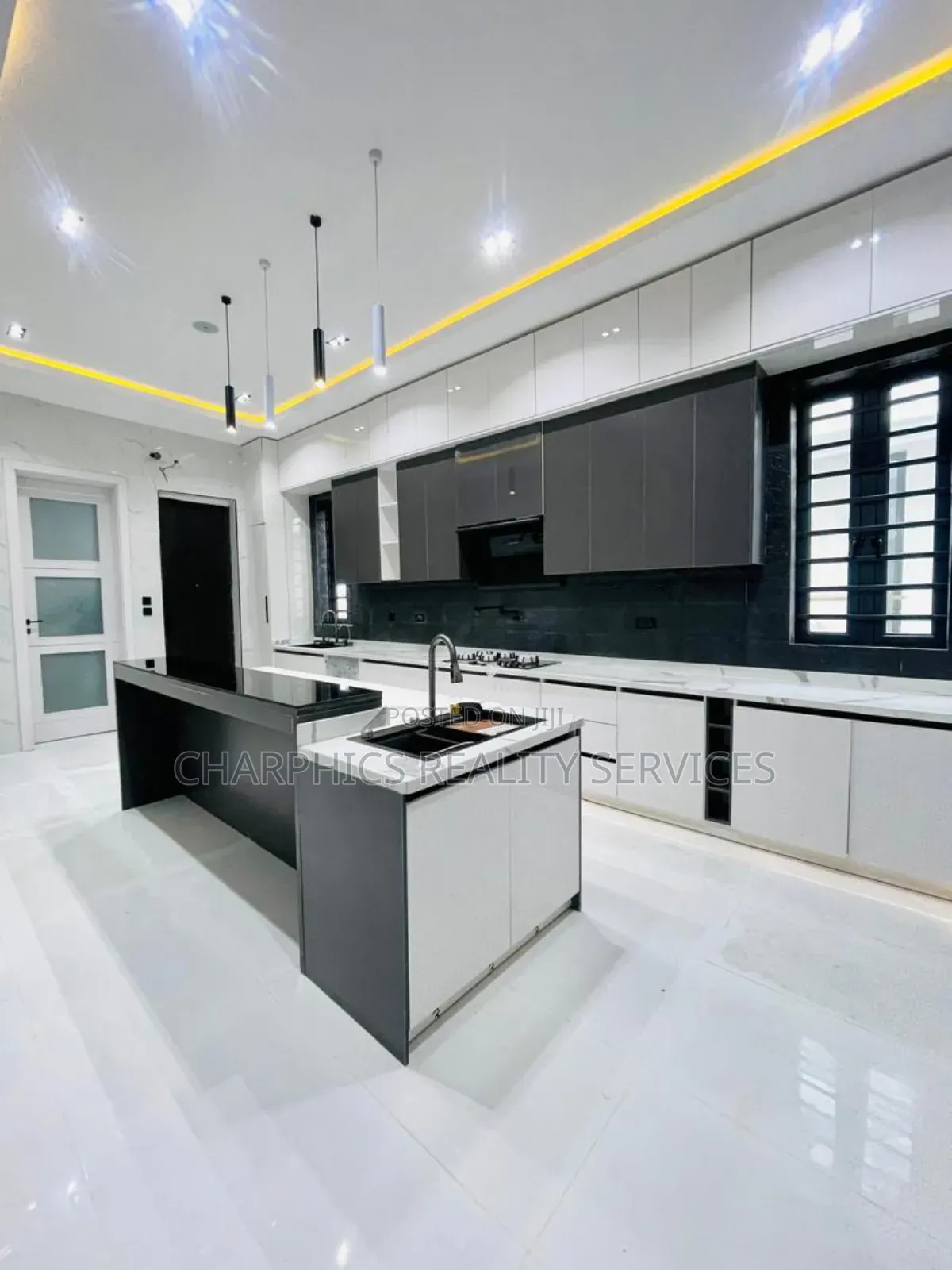5bdrm Duplex in Lekki for sale