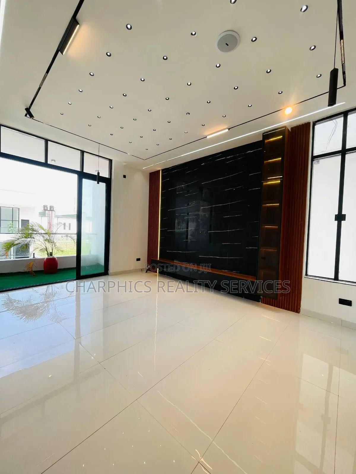 6bdrm Duplex in Chevron for sale