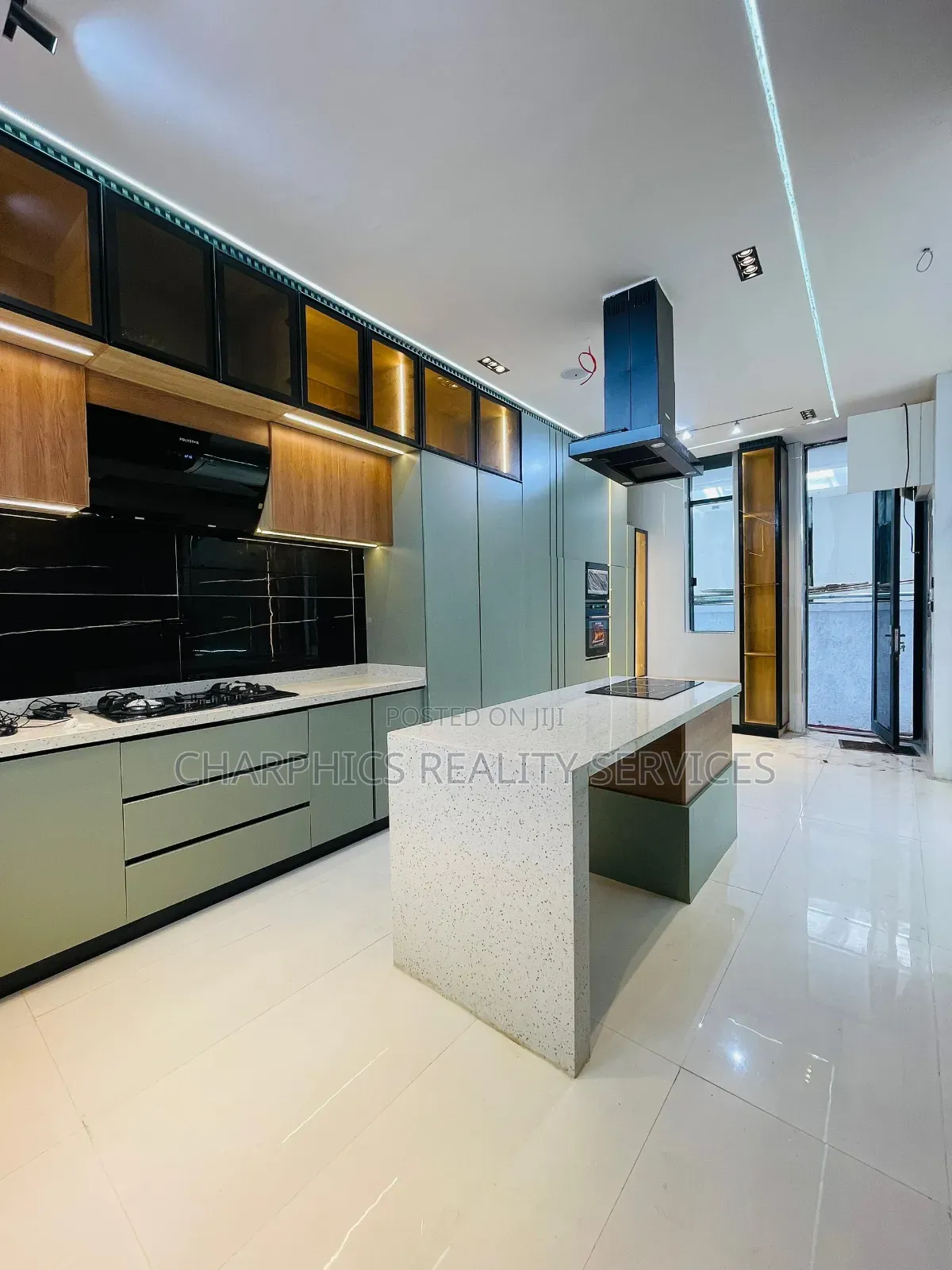 6bdrm Duplex in Chevron for sale