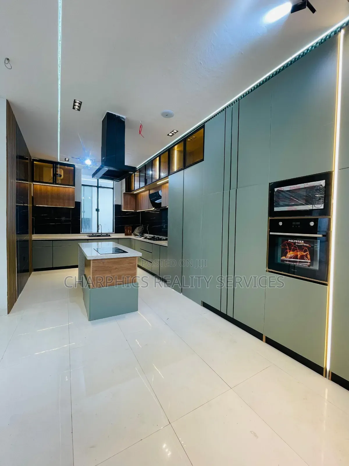 6bdrm Duplex in Chevron for sale