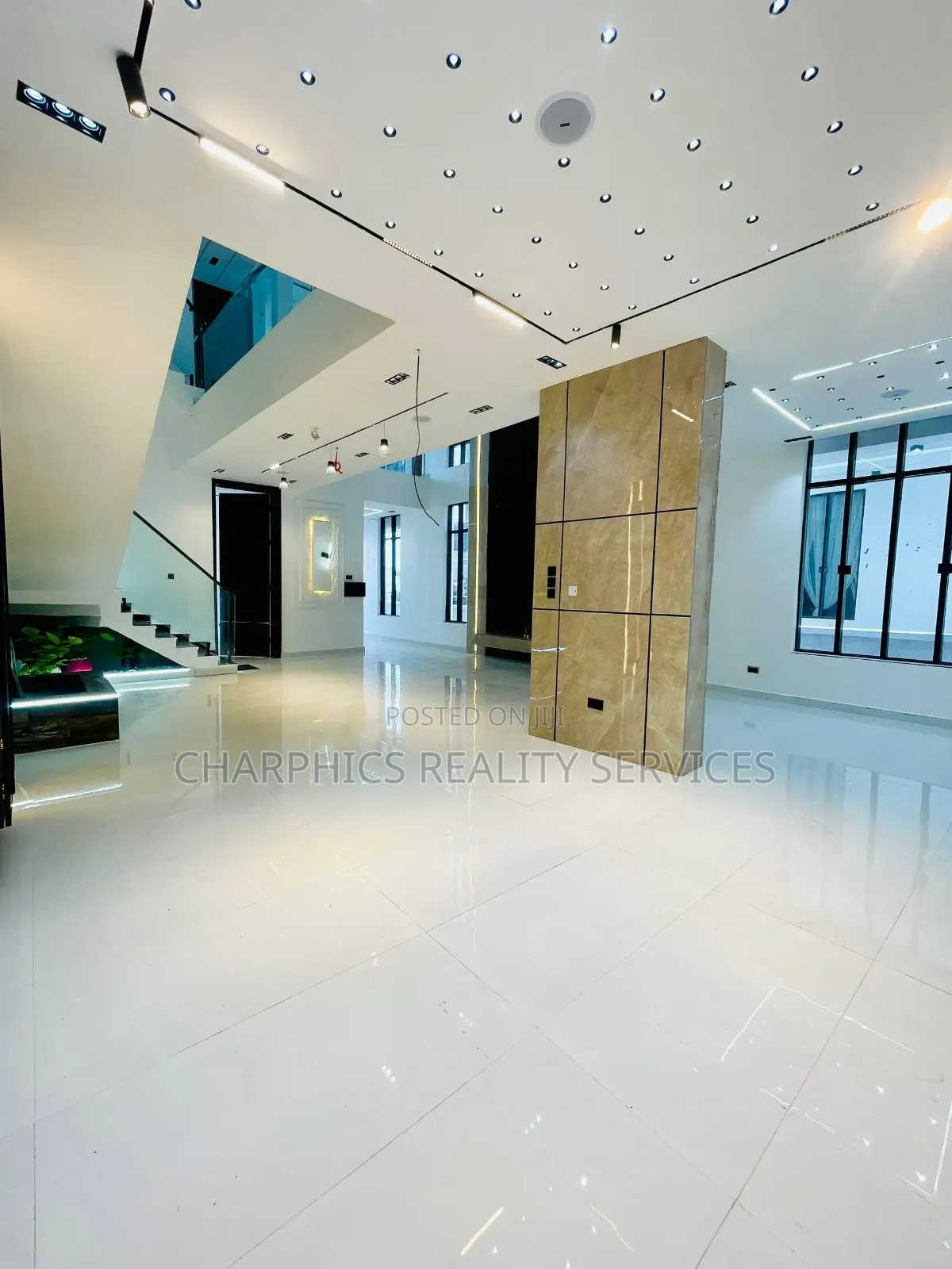 6bdrm Duplex in Chevron for sale
