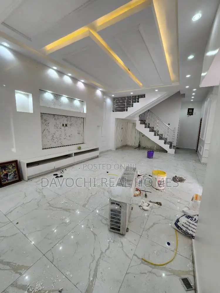 4bdrm Duplex in Chevron for rent