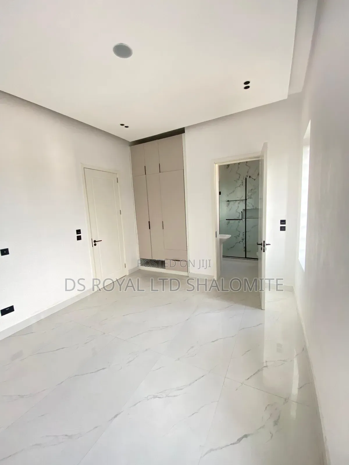5bdrm Duplex in Lagos Island / Lagos Island for sale