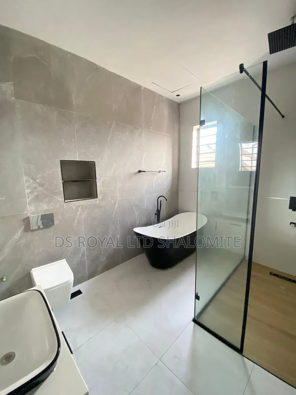 5bdrm Duplex in Lagos Island / Lagos Island for sale
