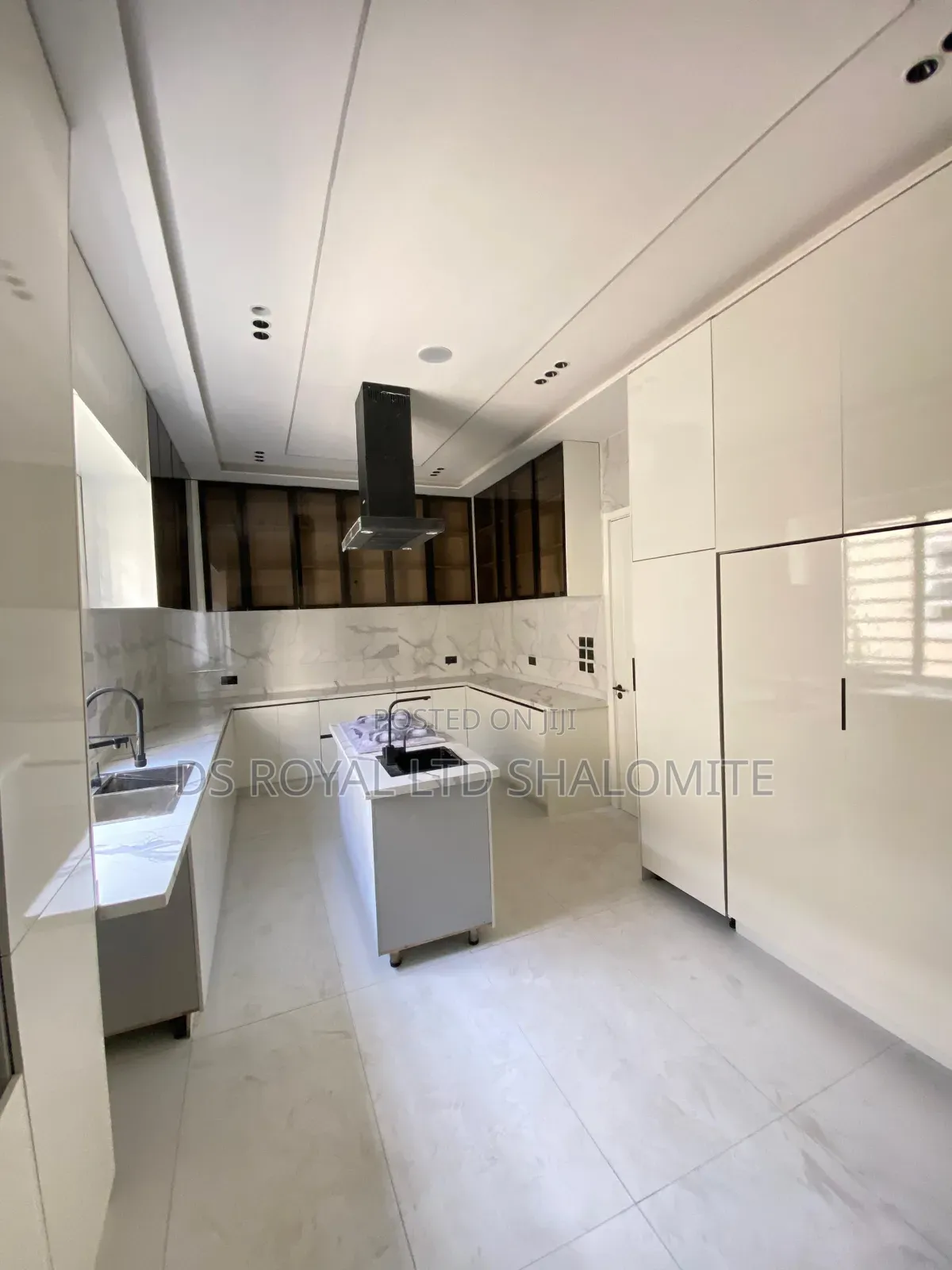 5bdrm Duplex in Lagos Island / Lagos Island for sale