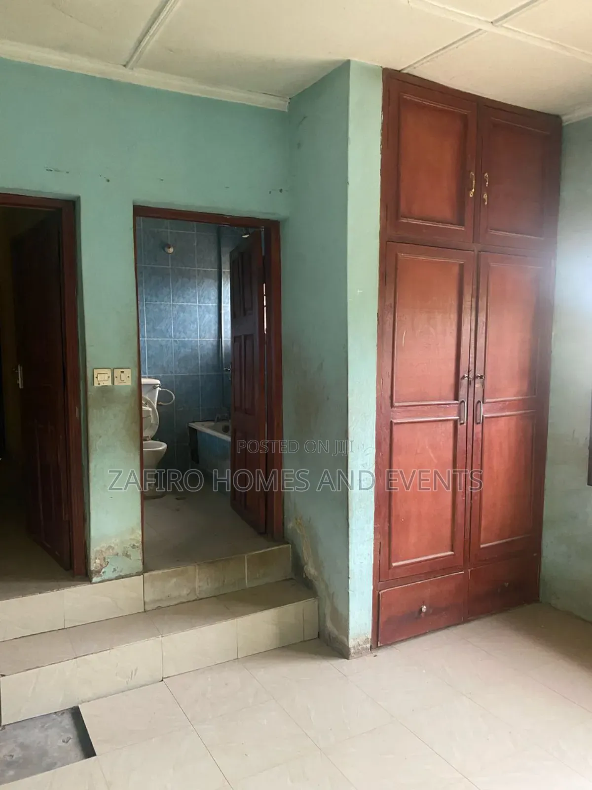 6bdrm Bungalow in Ilupelu Estate for sale