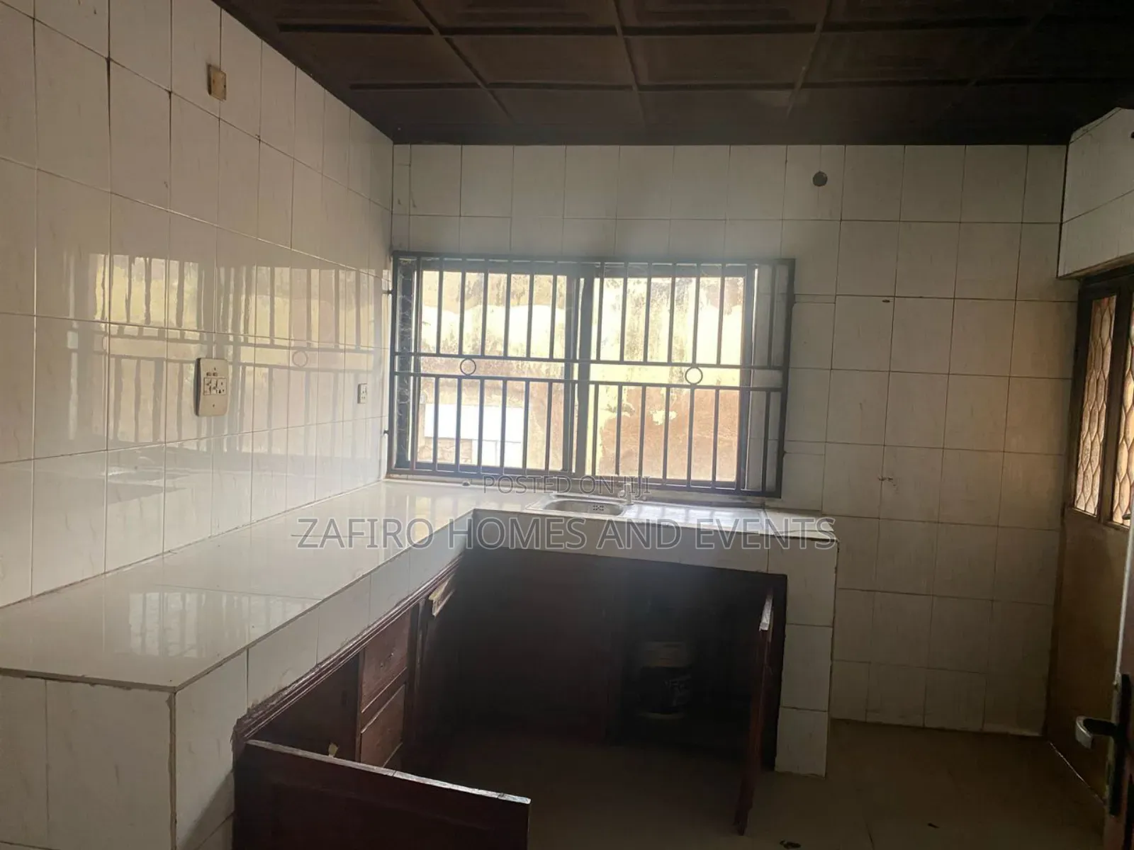 6bdrm Bungalow in Ilupelu Estate for sale