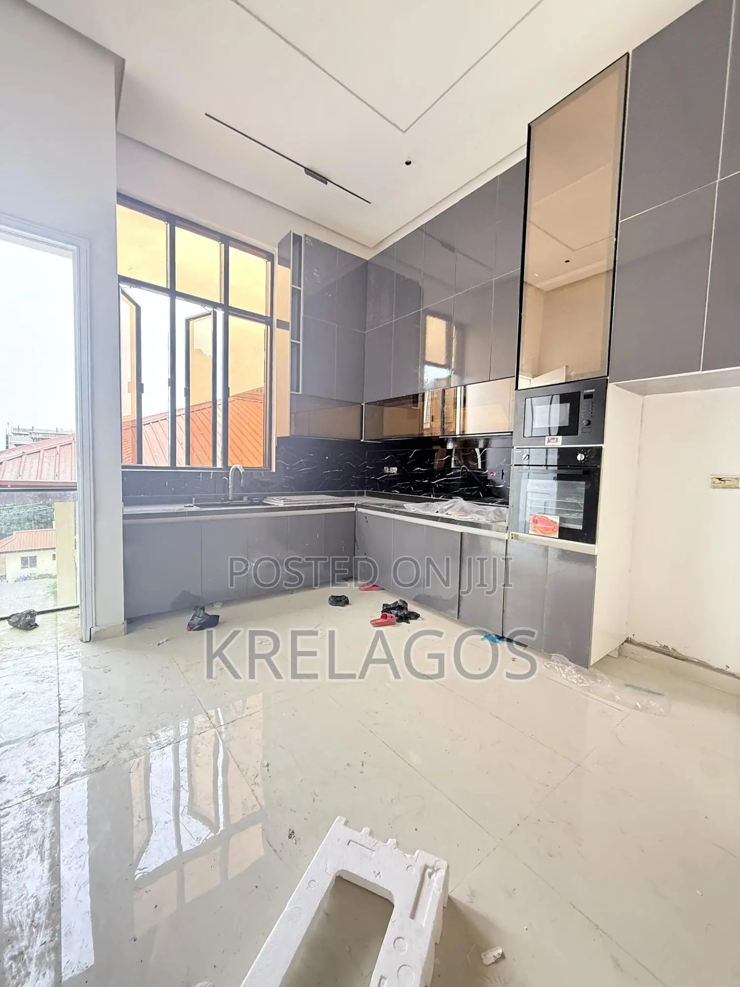 3bdrm Apartment in Lekki Phase 1 for sale
