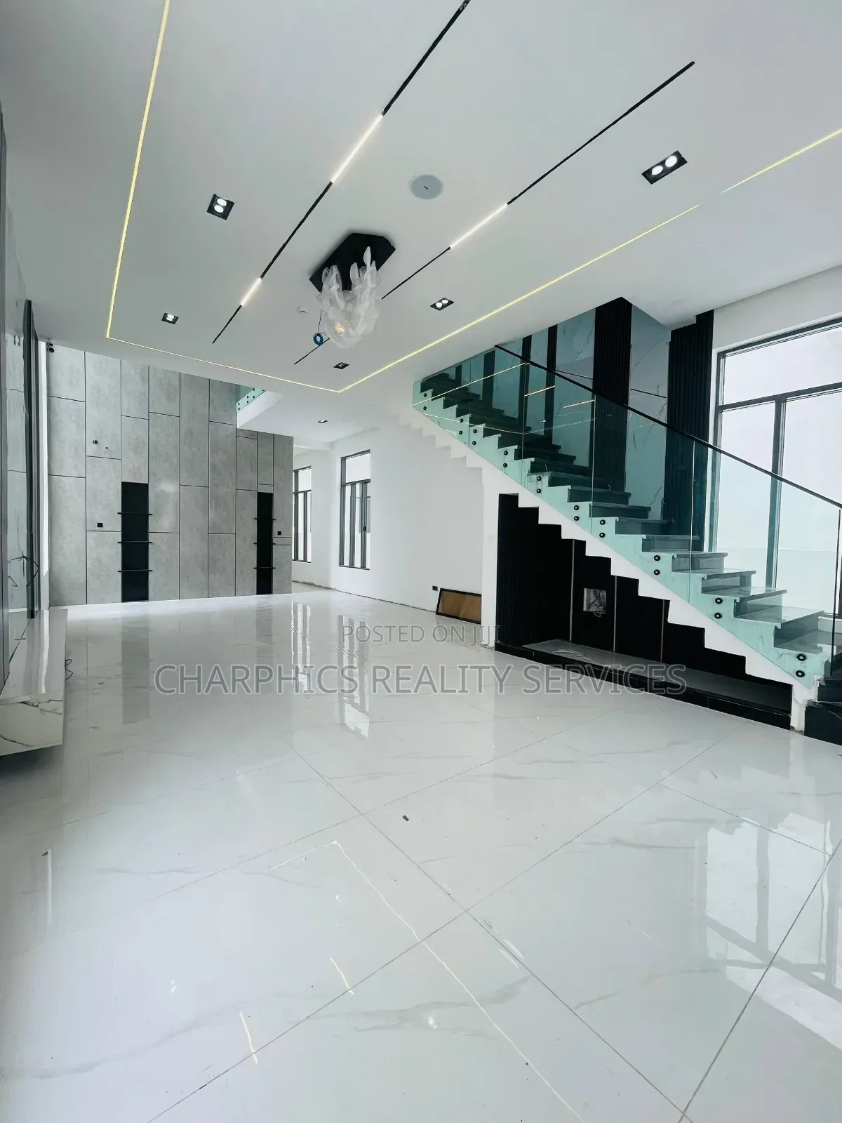 5bdrm Duplex in Chevron for sale