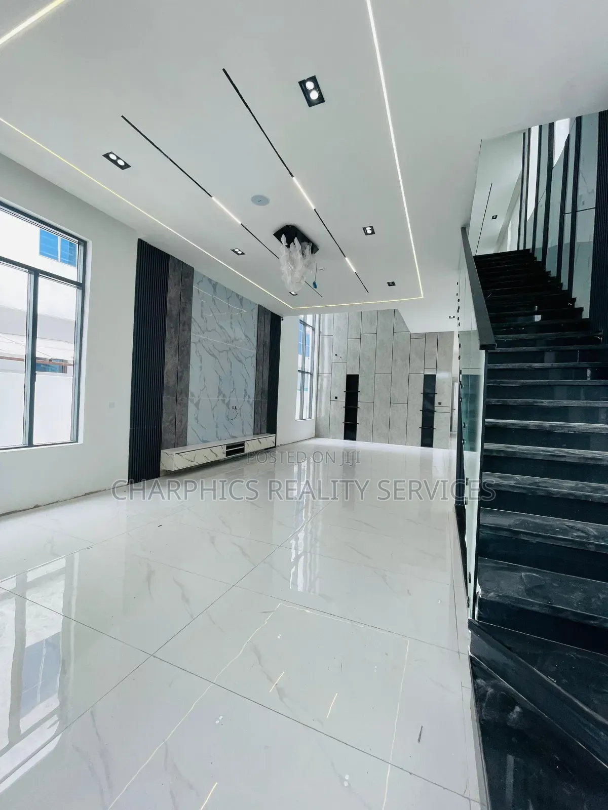 5bdrm Duplex in Chevron for sale