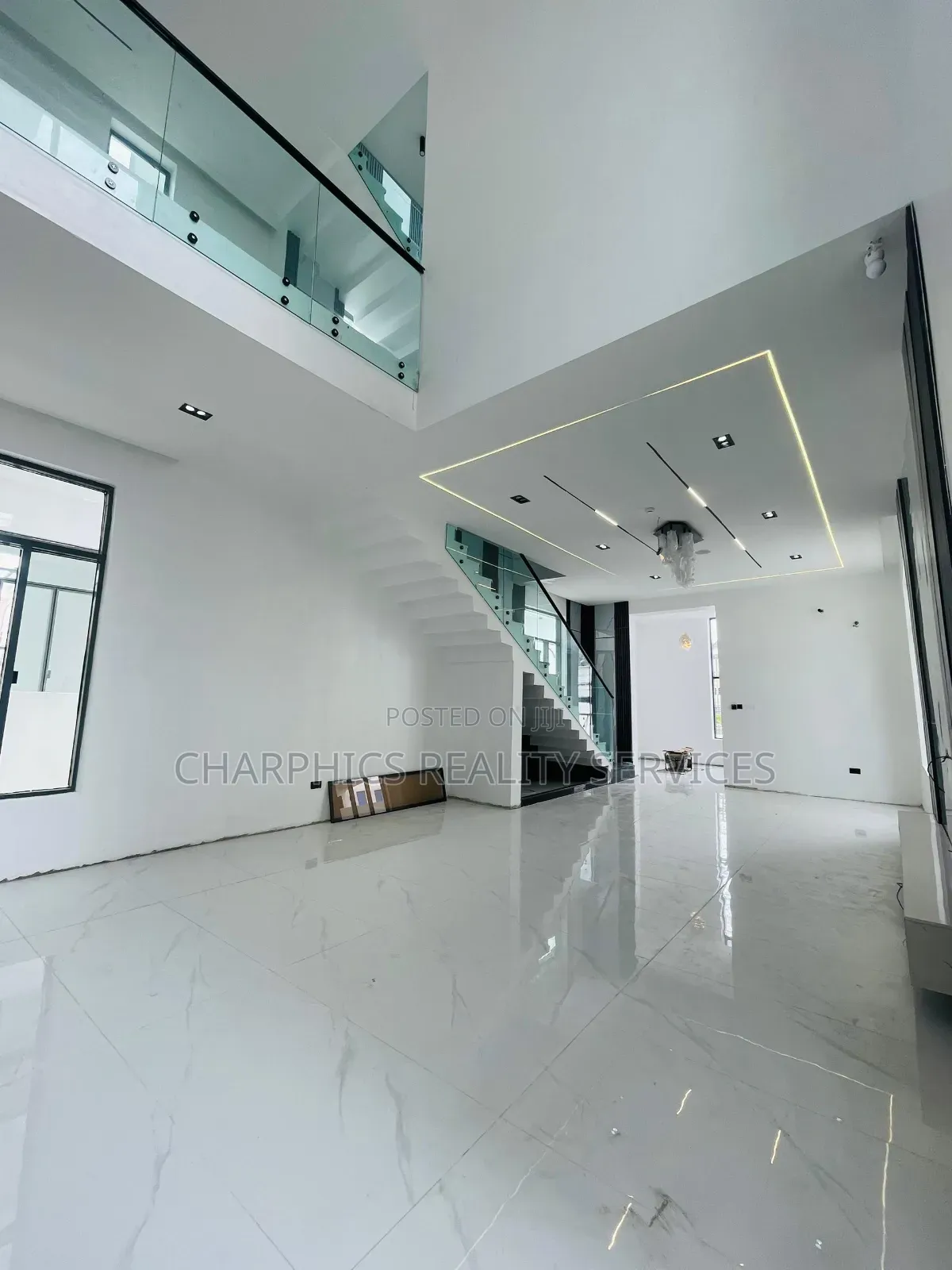 5bdrm Duplex in Chevron for sale