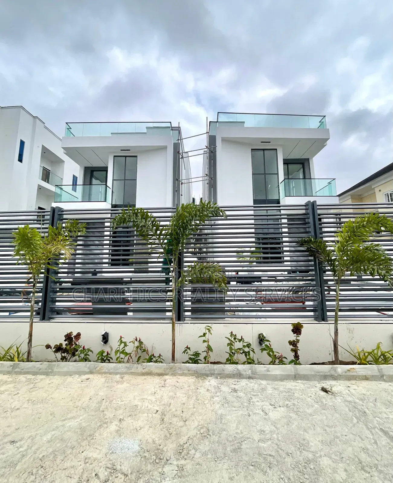 5bdrm Duplex in Chevron for sale