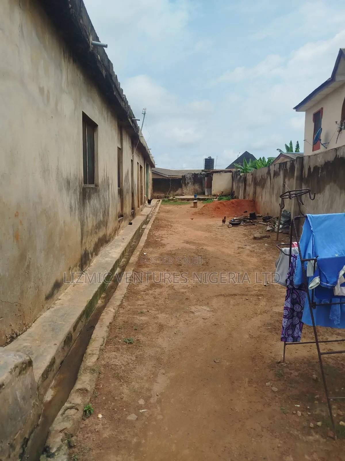 3bdrm Apartment in Isuti Rd, Igando / Ikotun/Igando for sale