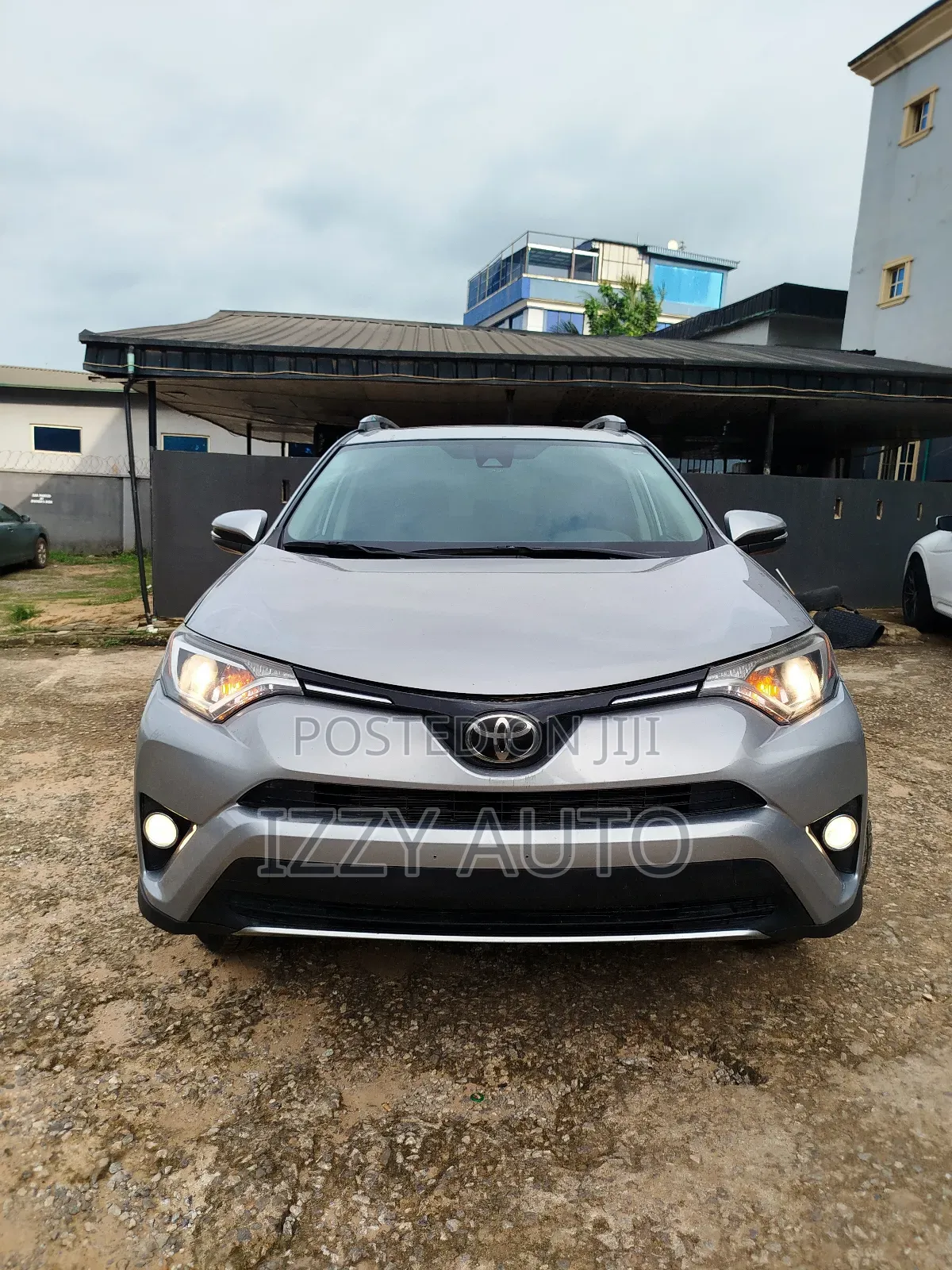Toyota RAV4 XLE 4dr SUV (2.5L 4cyl 6A) 2018 Silver