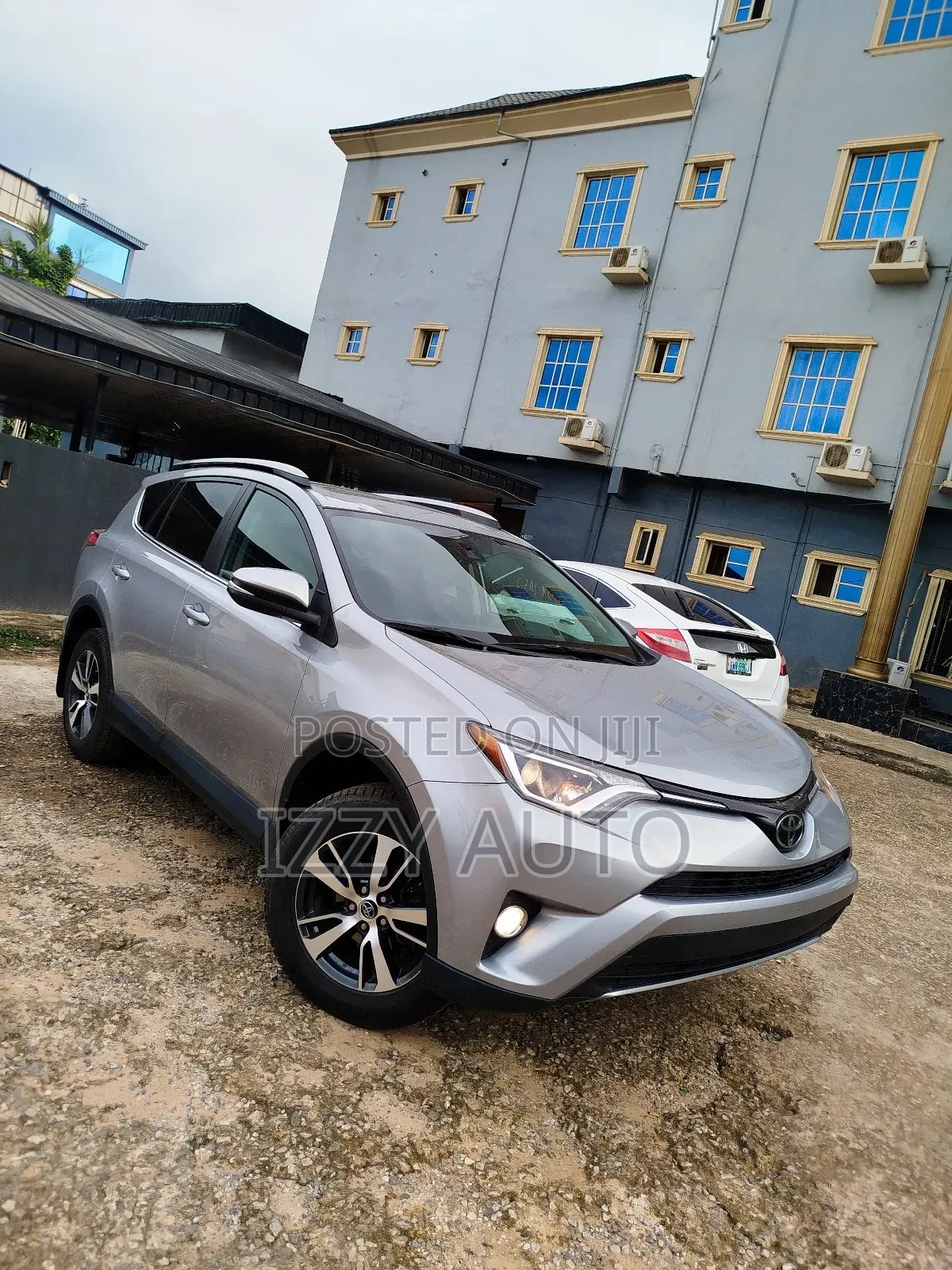 Toyota RAV4 XLE 4dr SUV (2.5L 4cyl 6A) 2018 Silver