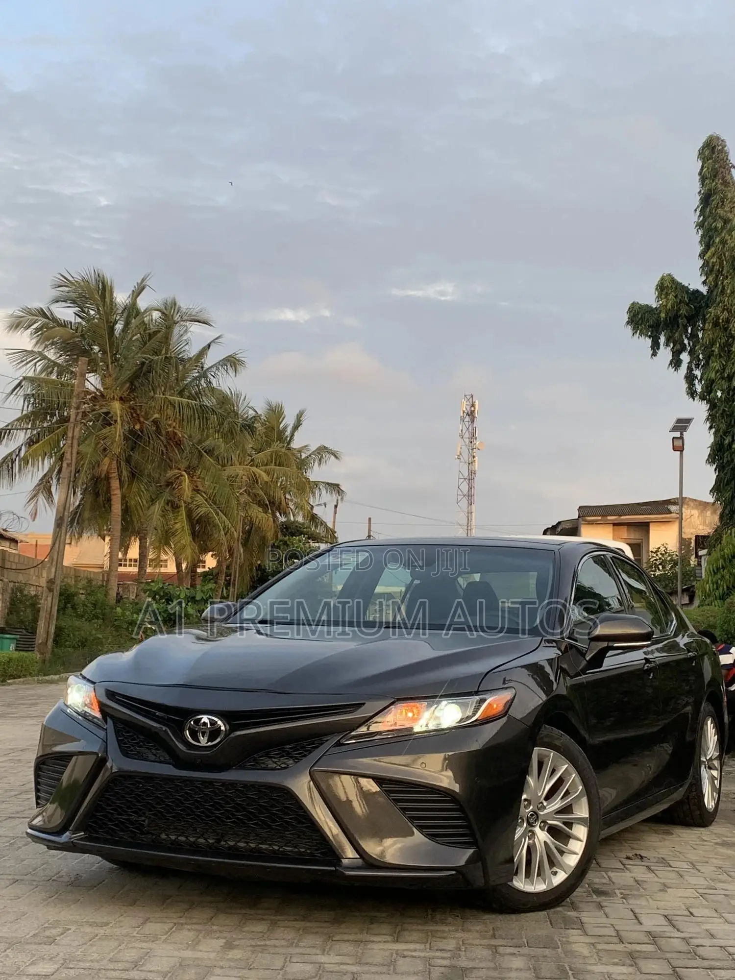 Toyota Camry XLE FWD (2.5L 4cyl 8AM) 2018 Brown