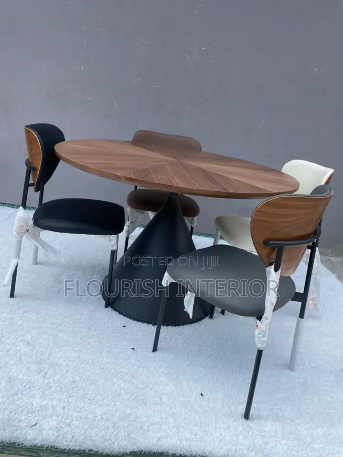 Luxury Standard Quality Wooden Round Dining Set