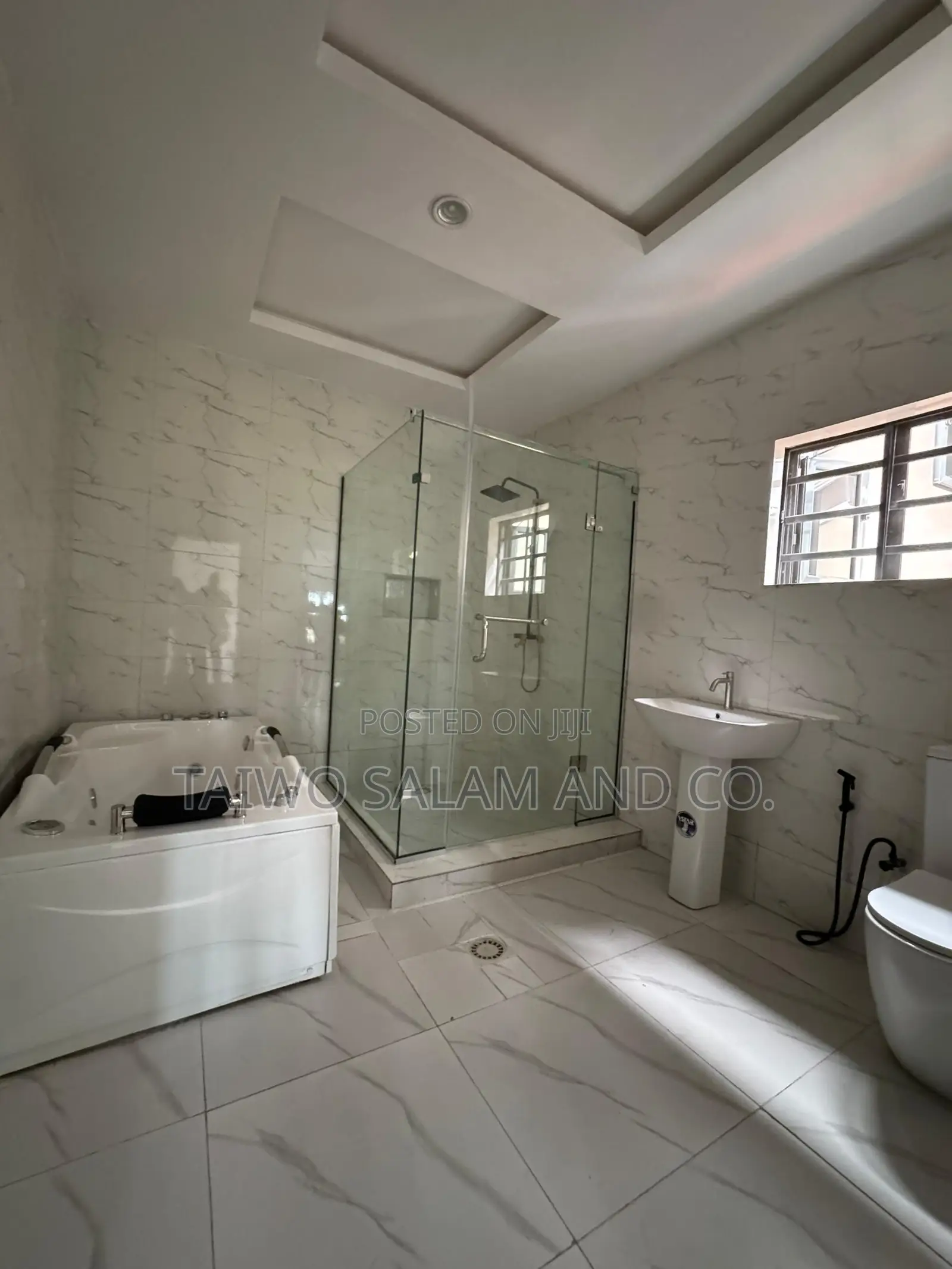 5bdrm Duplex in Oluyole Estate for sale