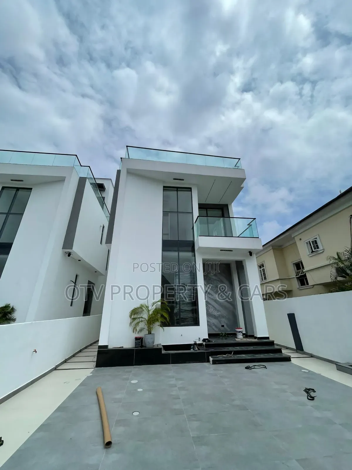 Furnished 5bdrm Duplex in Chevron for sale