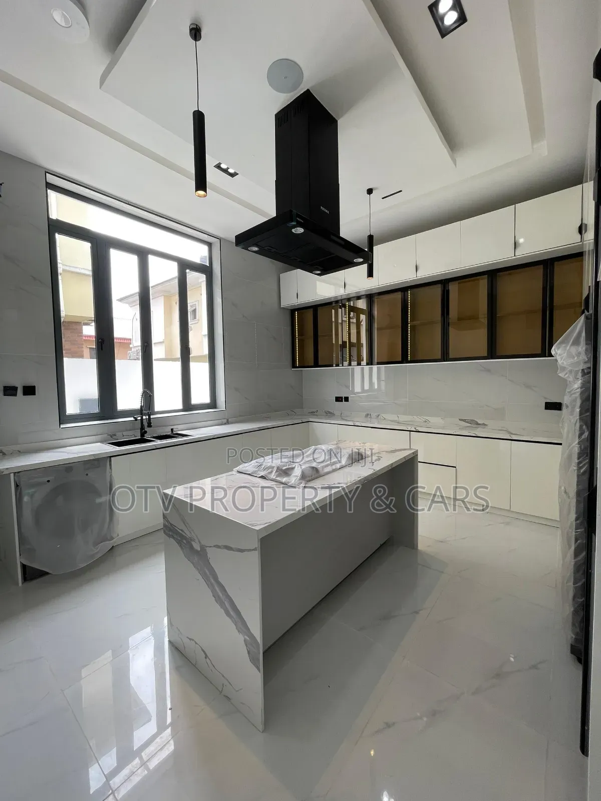 Furnished 5bdrm Duplex in Chevron for sale