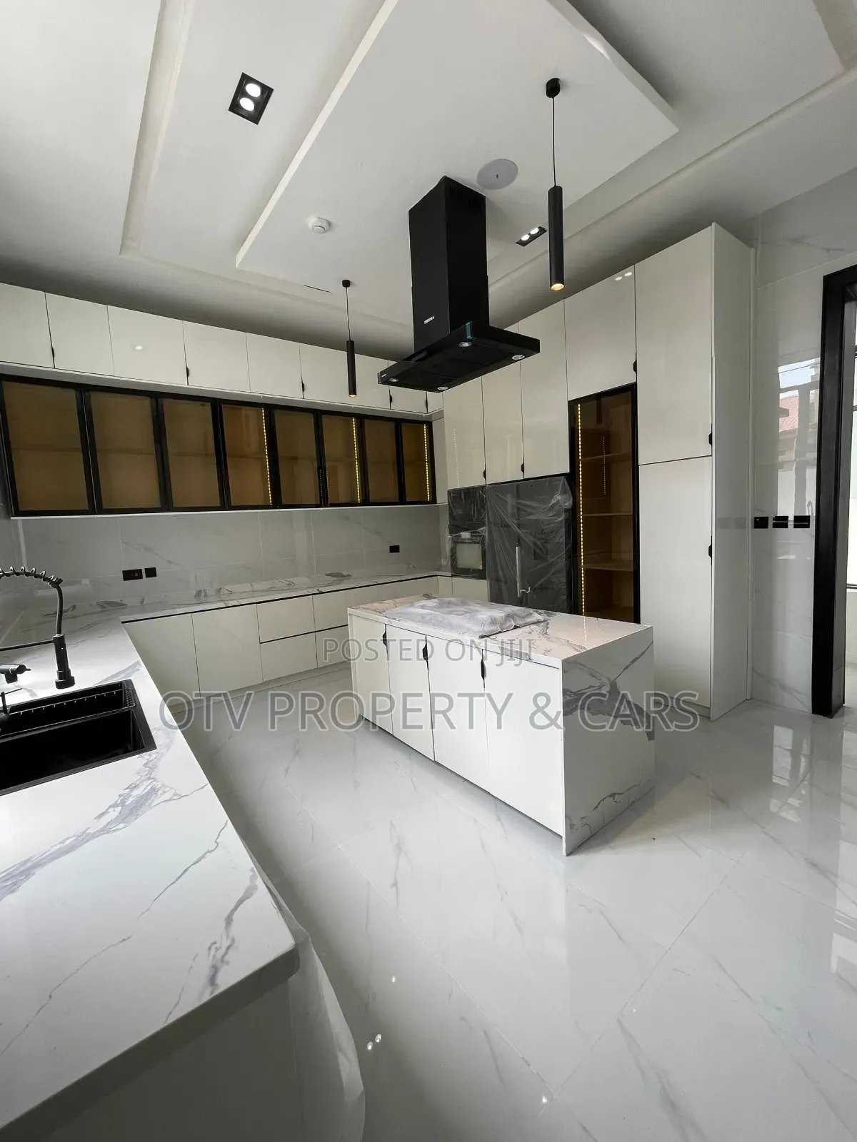 Furnished 5bdrm Duplex in Chevron for sale
