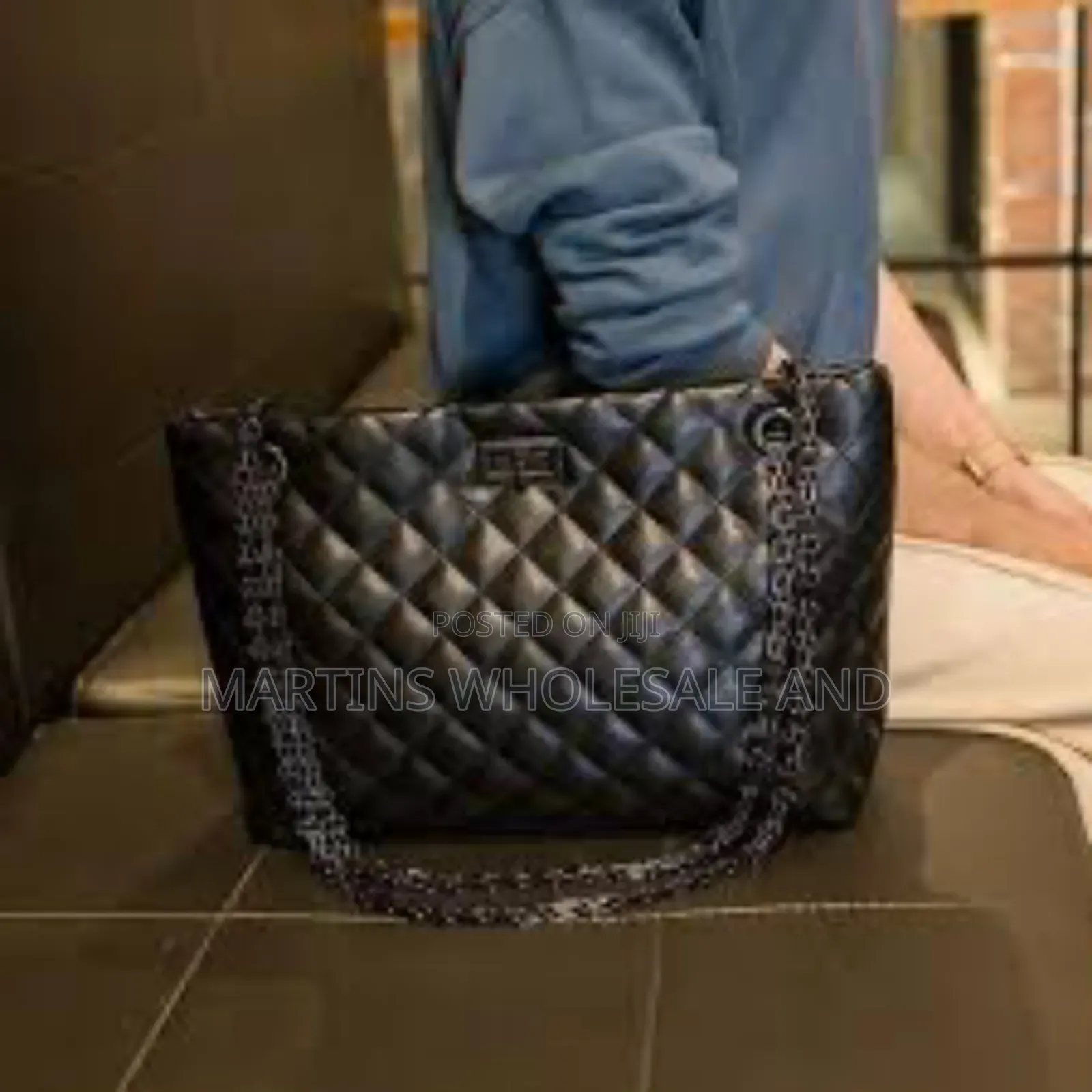 Quilted Black Handbag With a Metal Chain Strap