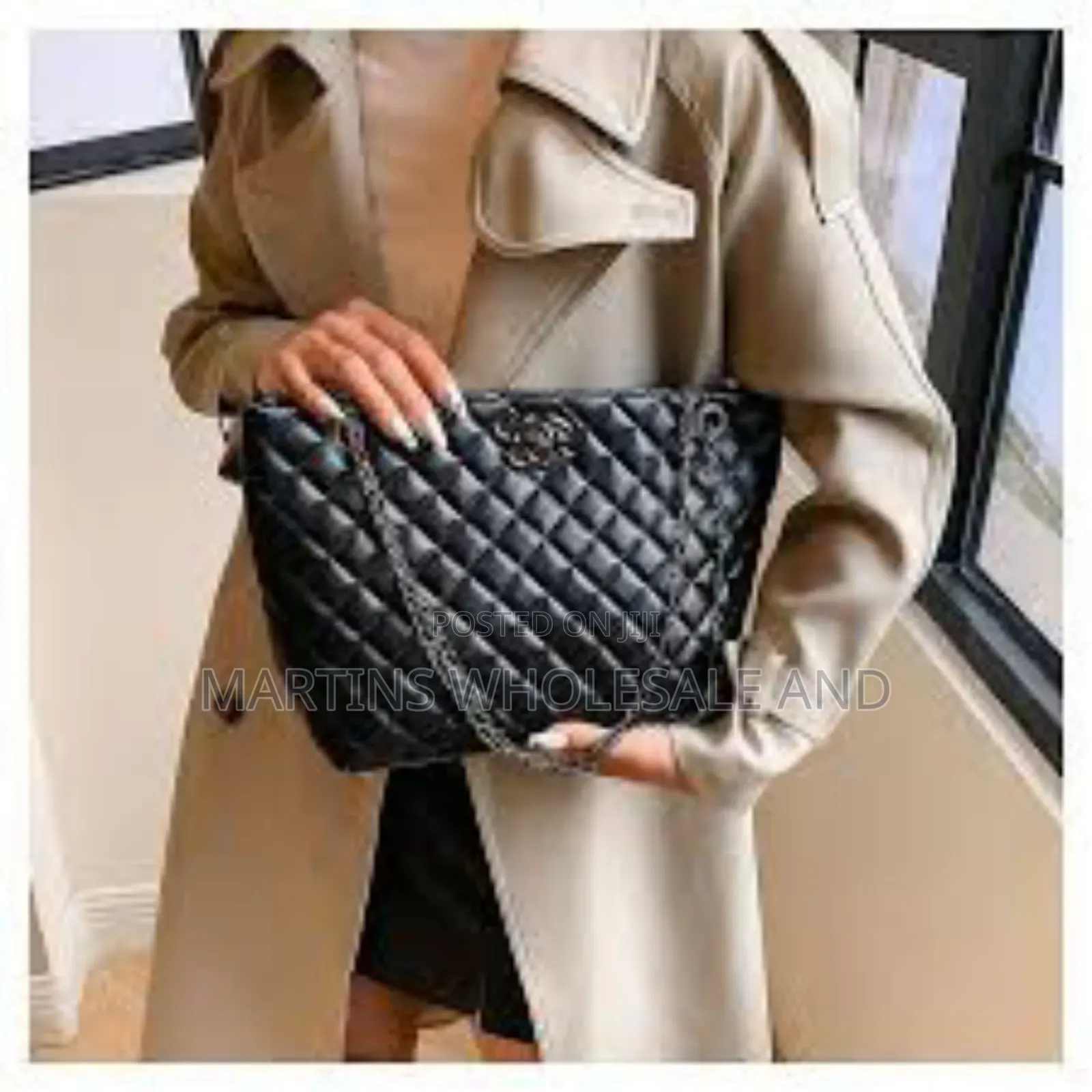 Quilted Black Handbag With a Metal Chain Strap