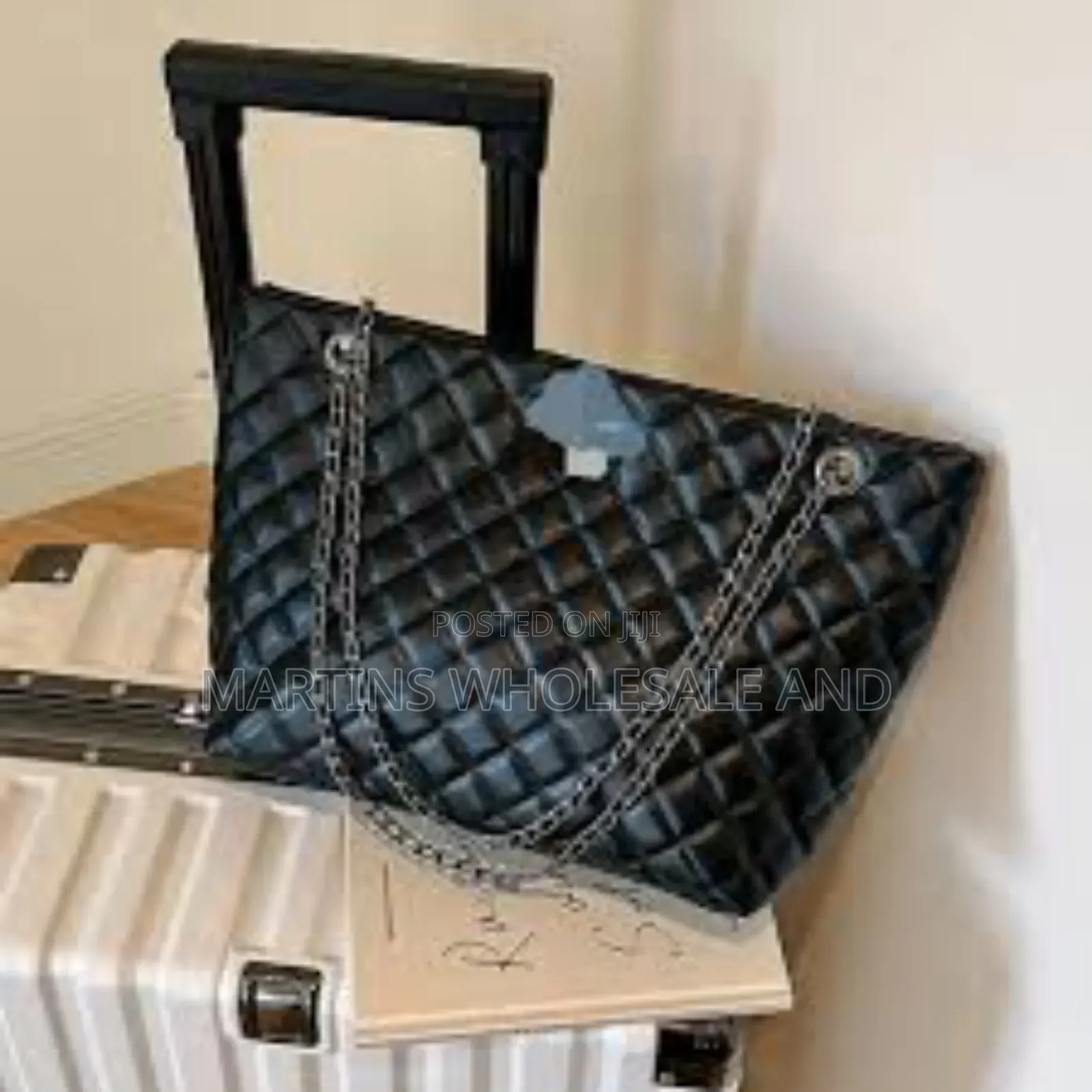 Quilted Black Handbag With a Metal Chain Strap