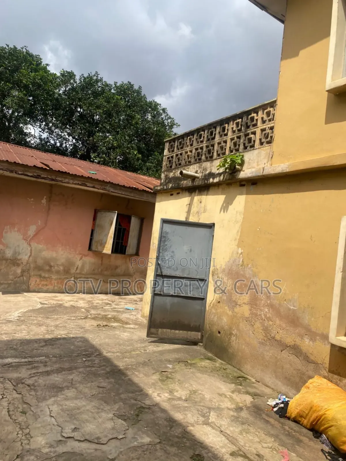 For Sale: A Mixed-Use Building With 3 Bedrooms 8 Room Up 8 Down
