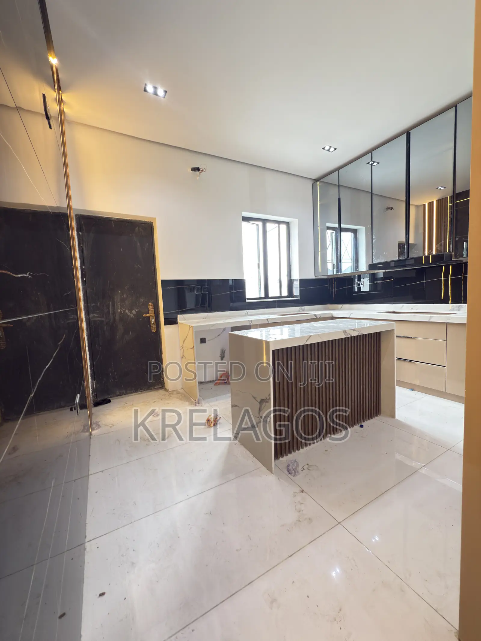 4bdrm Duplex in Orchid, Chevron for sale