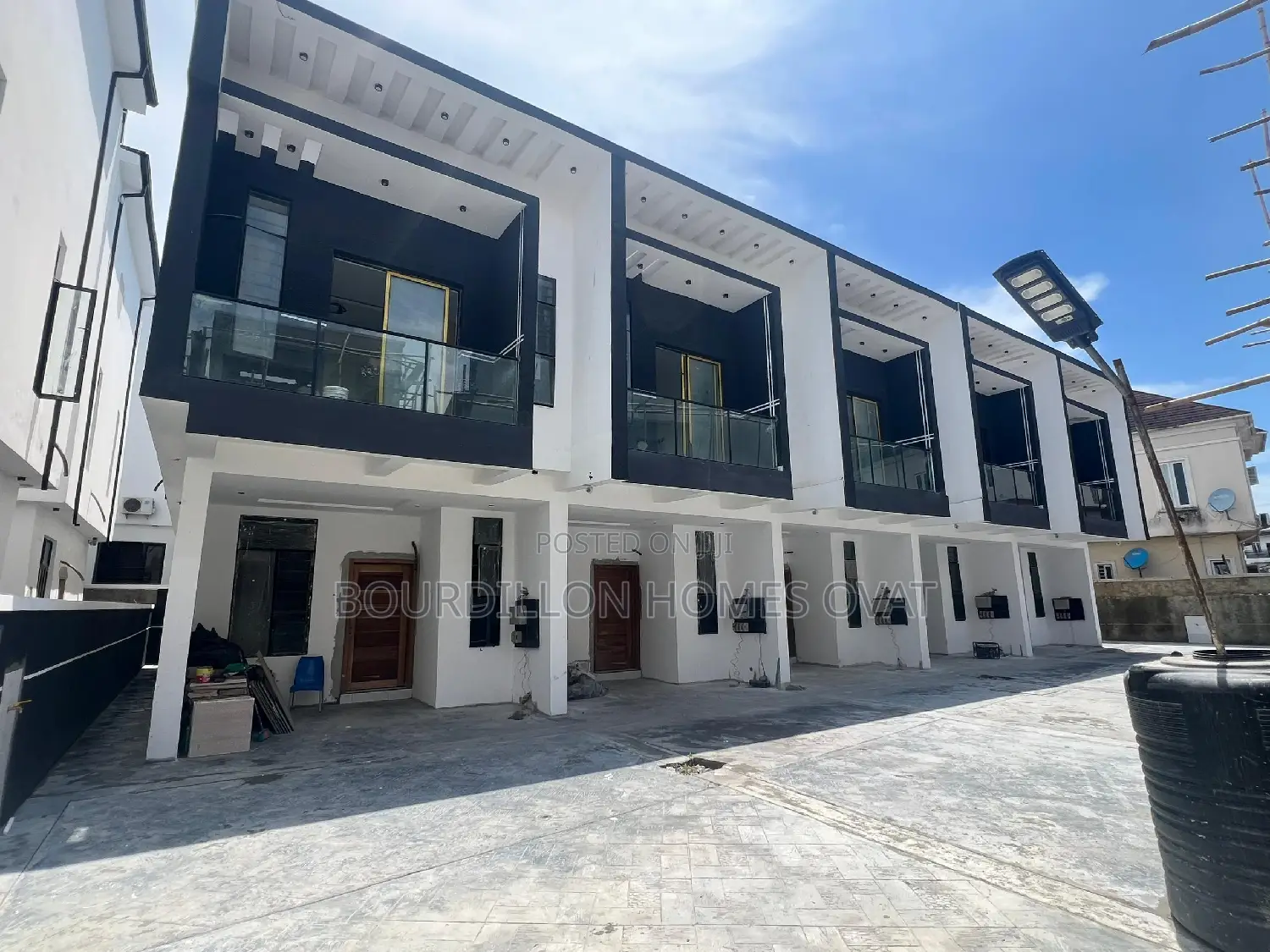 3bdrm Duplex in Chevron for sale