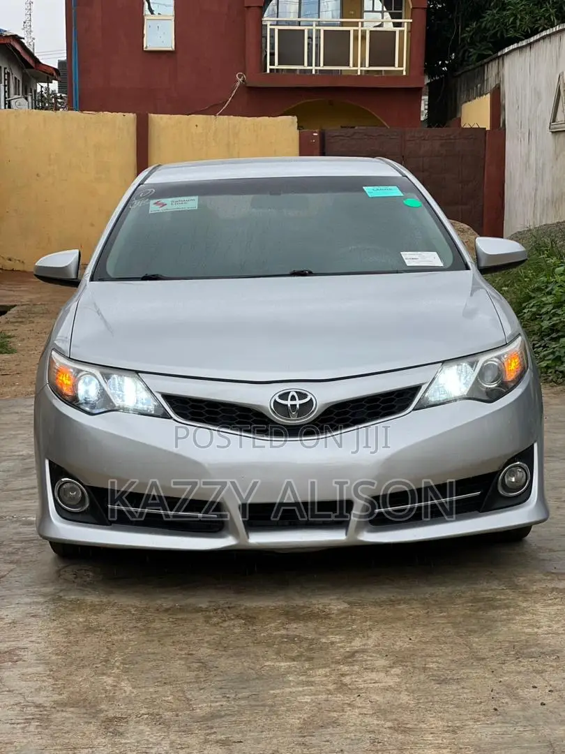 Toyota Camry SE 4dr Sedan (2.5L 4cyl 6A) 2012 Silver