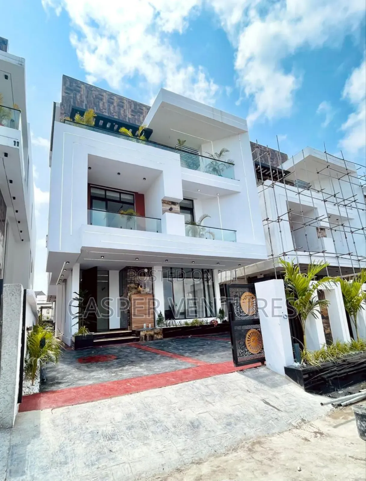 6bdrm Duplex in Chevron for sale