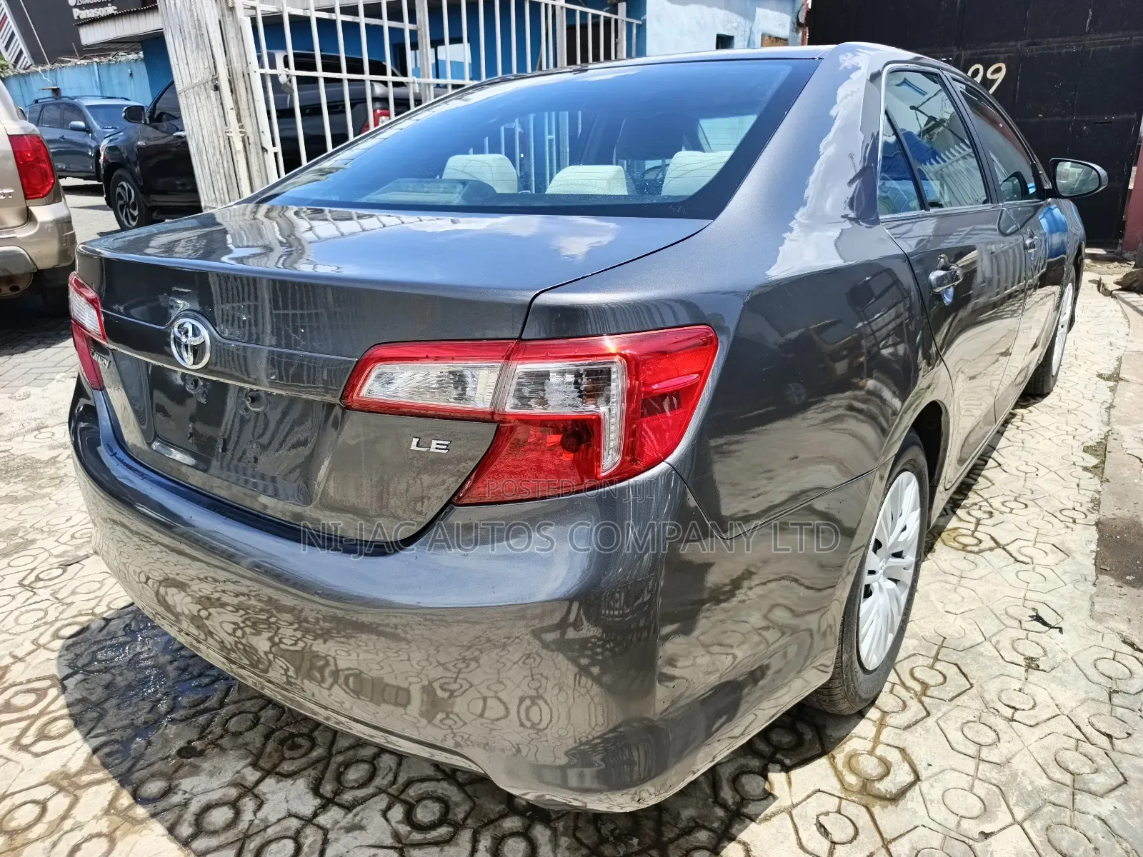 Toyota Camry LE 4dr Sedan (2.5L 4cyl 6A) 2012 Gray