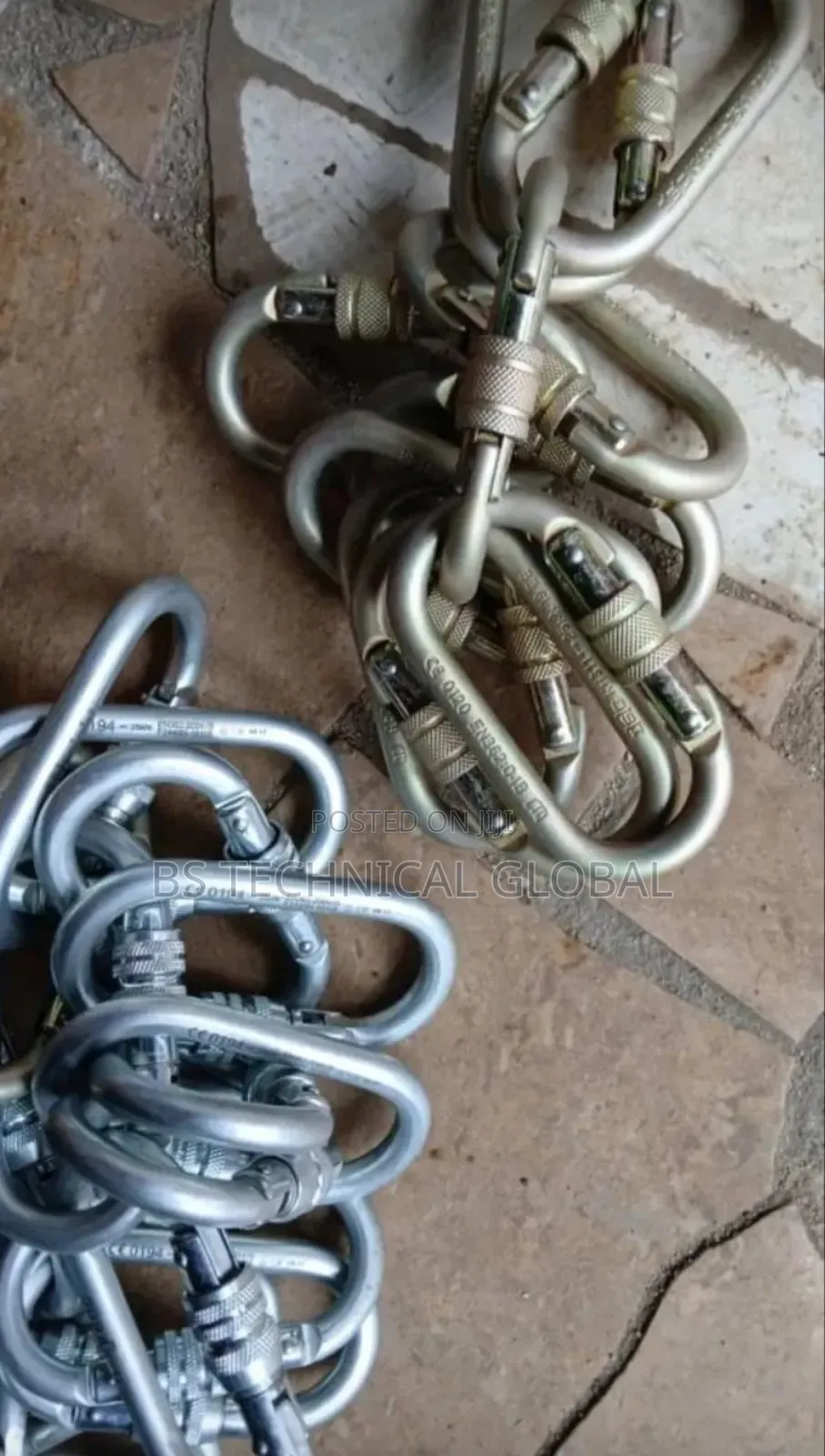 Nuts/Rocks Climbing Caving Carabiner