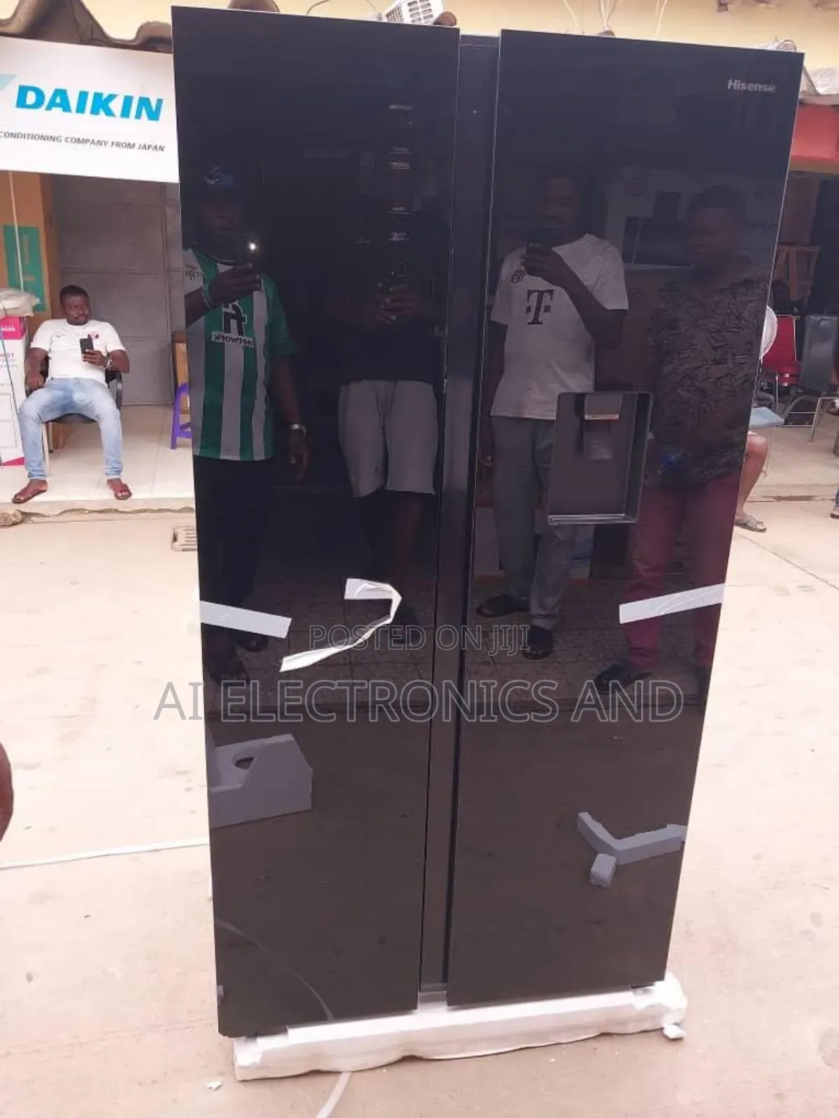 Hisense Luxury Refrigerator Mirror Face With Despenser