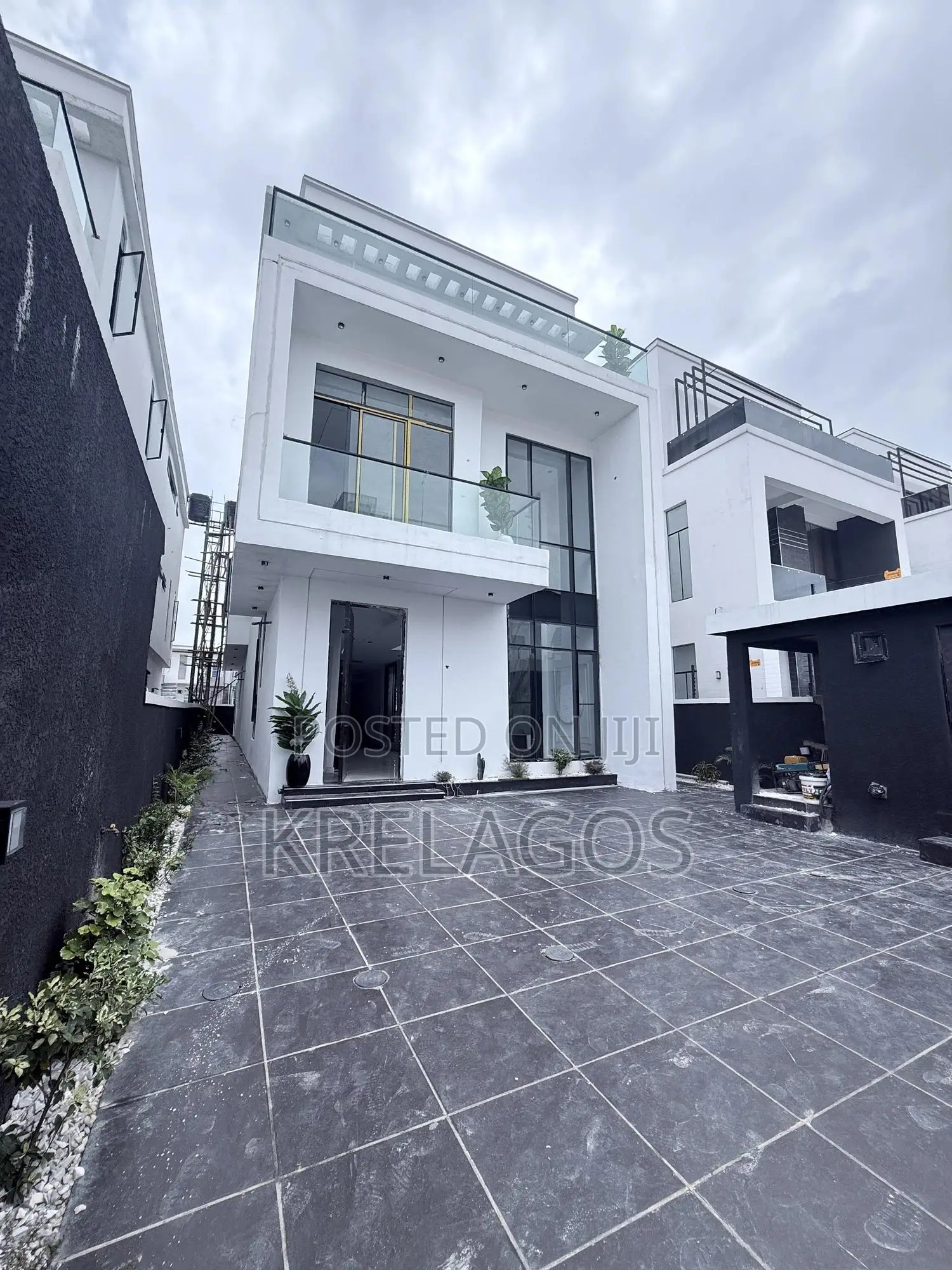 5bdrm Duplex in Ikota for sale
