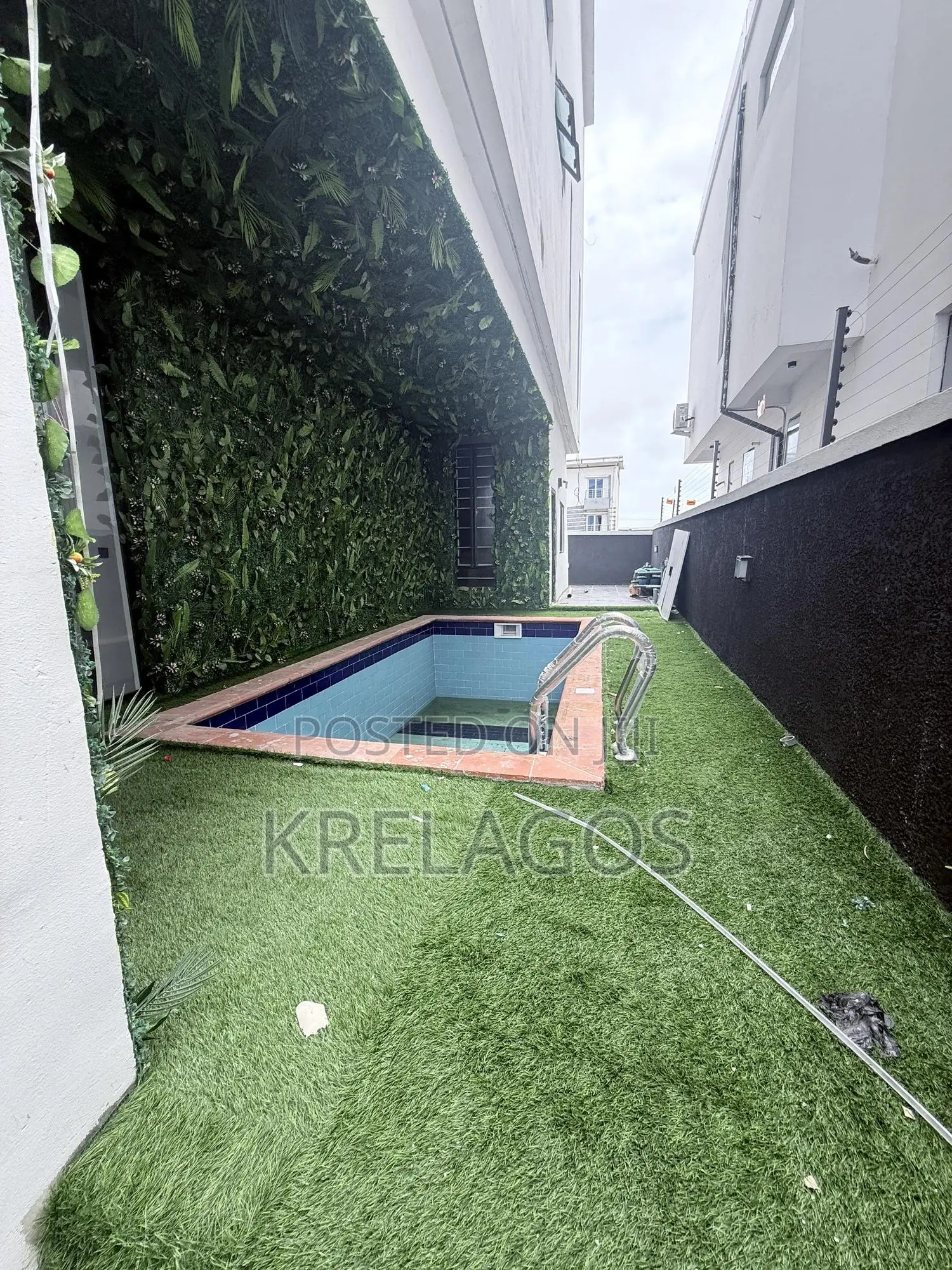 5bdrm Duplex in Ikota for sale