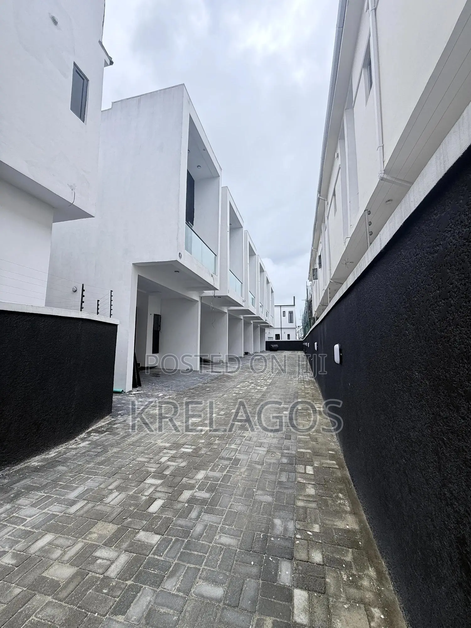 3bdrm Duplex in Ikota for sale