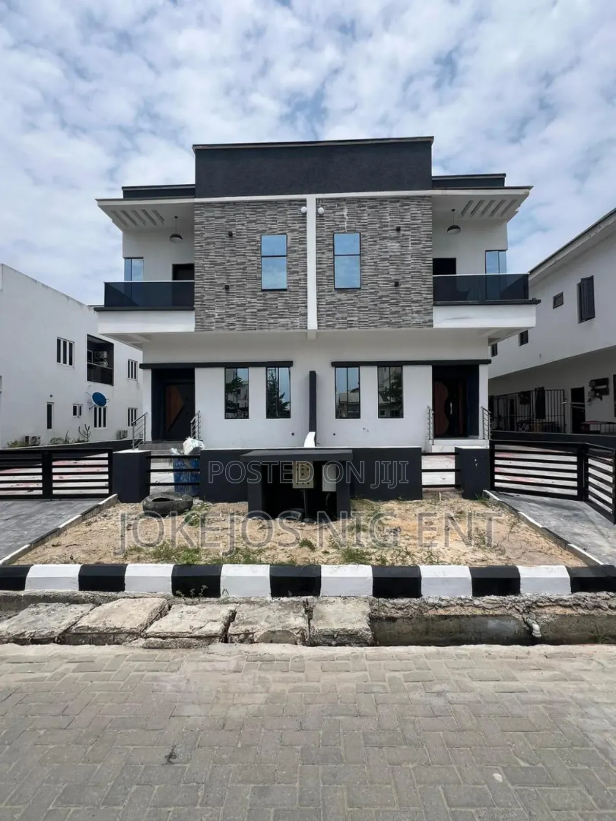4bdrm Duplex in Orchid Road, Lafiaji for sale