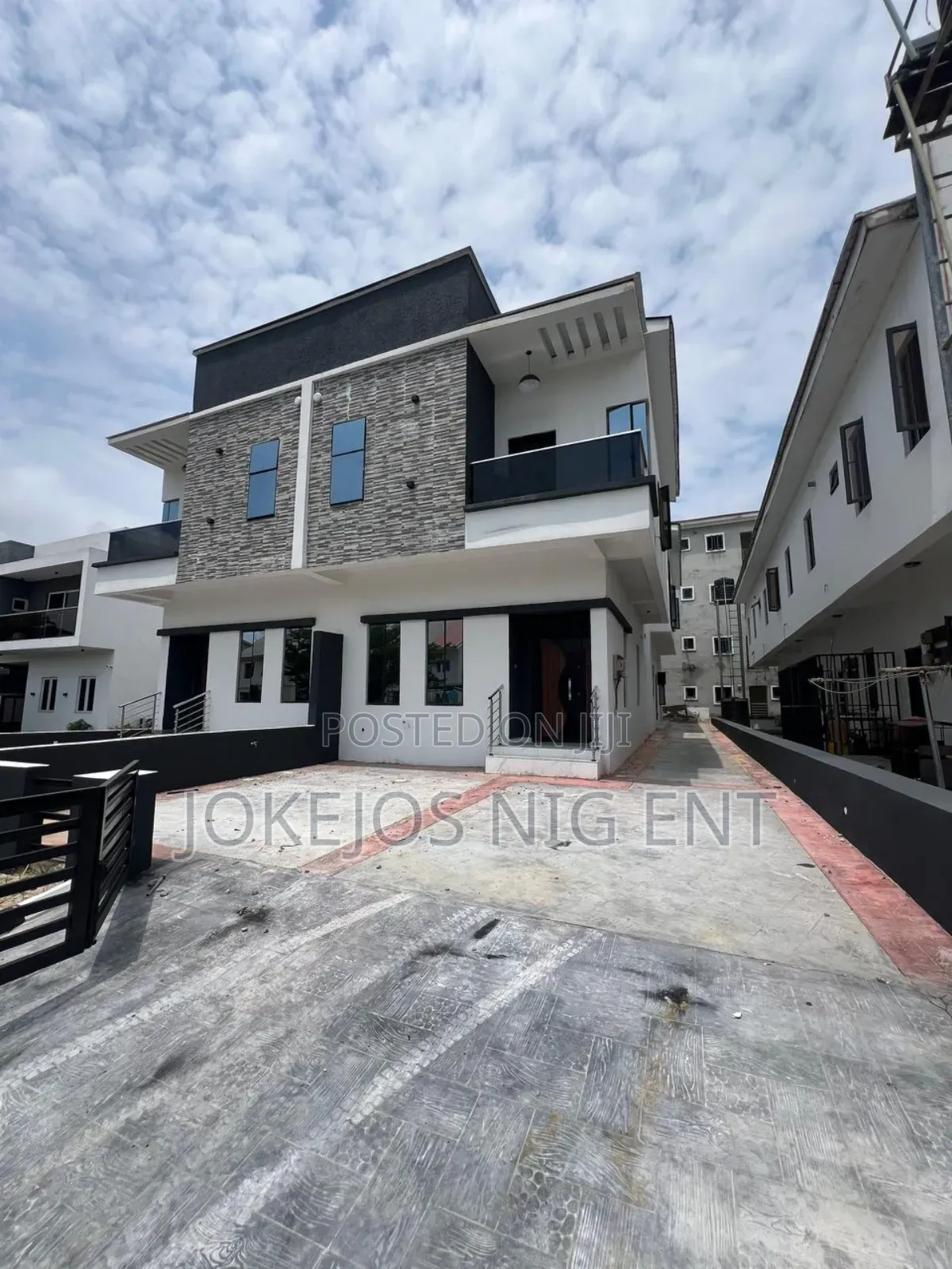 4bdrm Duplex in Orchid Road, Lafiaji for sale