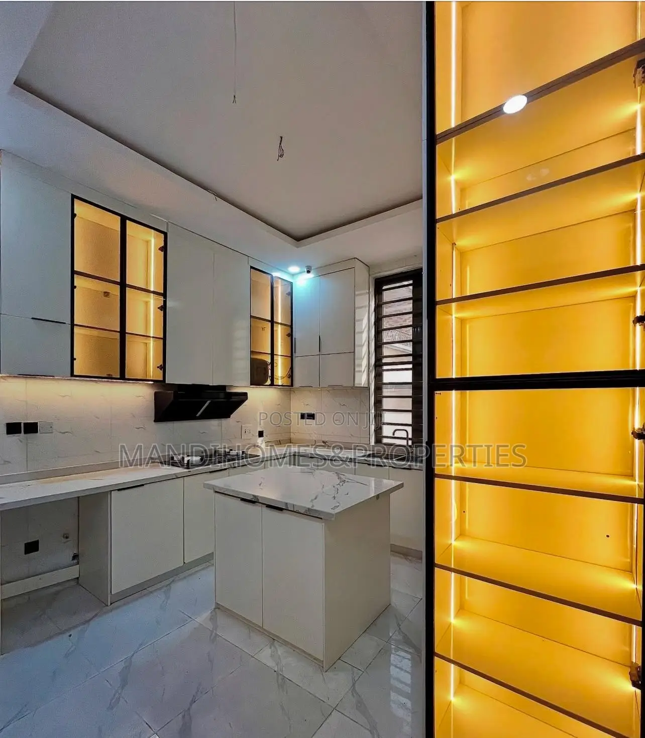 5bdrm Duplex in Chevron for sale