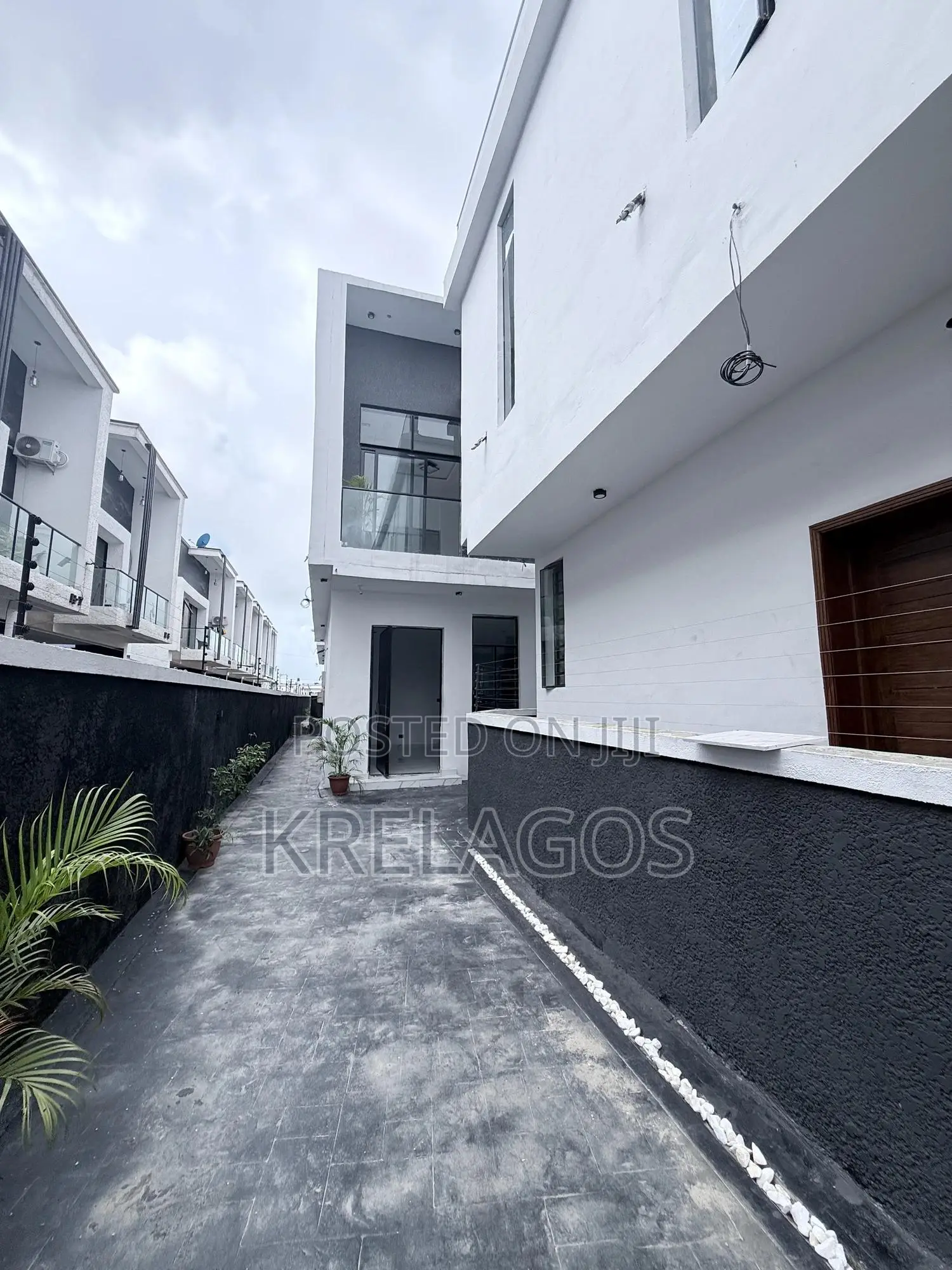 4bdrm Duplex in Ikota for sale